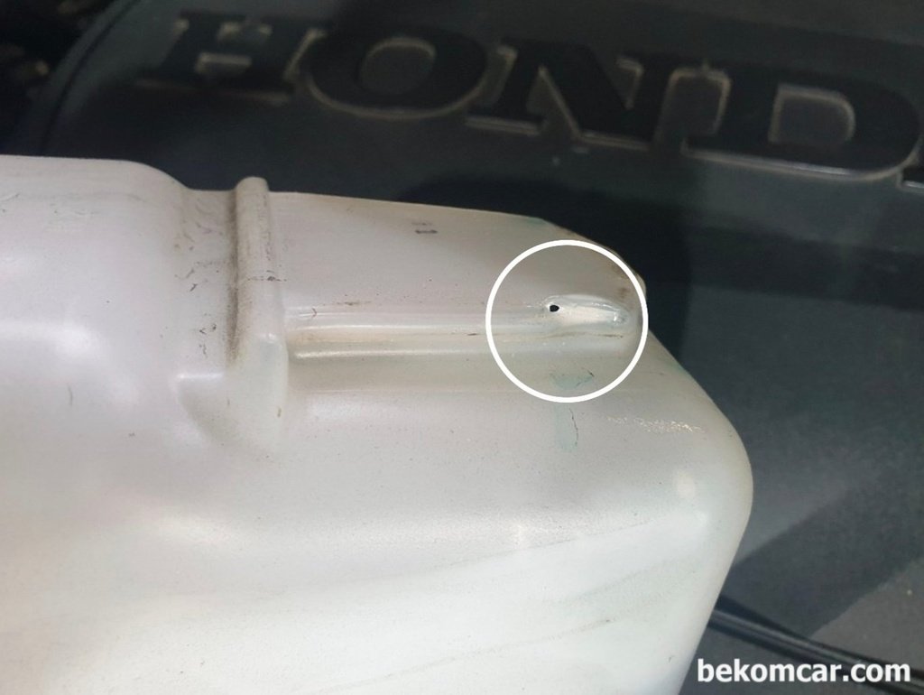 냉각수 보조통 누수시는 보조통 꺼내서 살펴본다|bekomcar.com