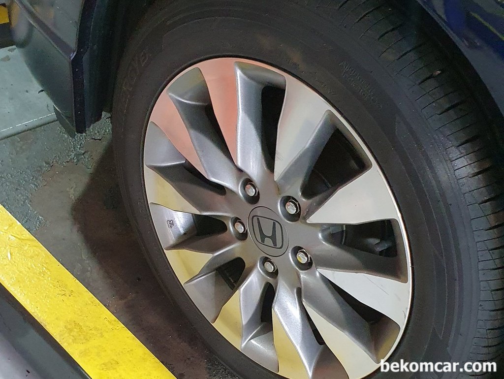 휠 이나 타이어 교환시 휠스터드볼트 및 럭너트 산 을 보호하자|bekomcar.com