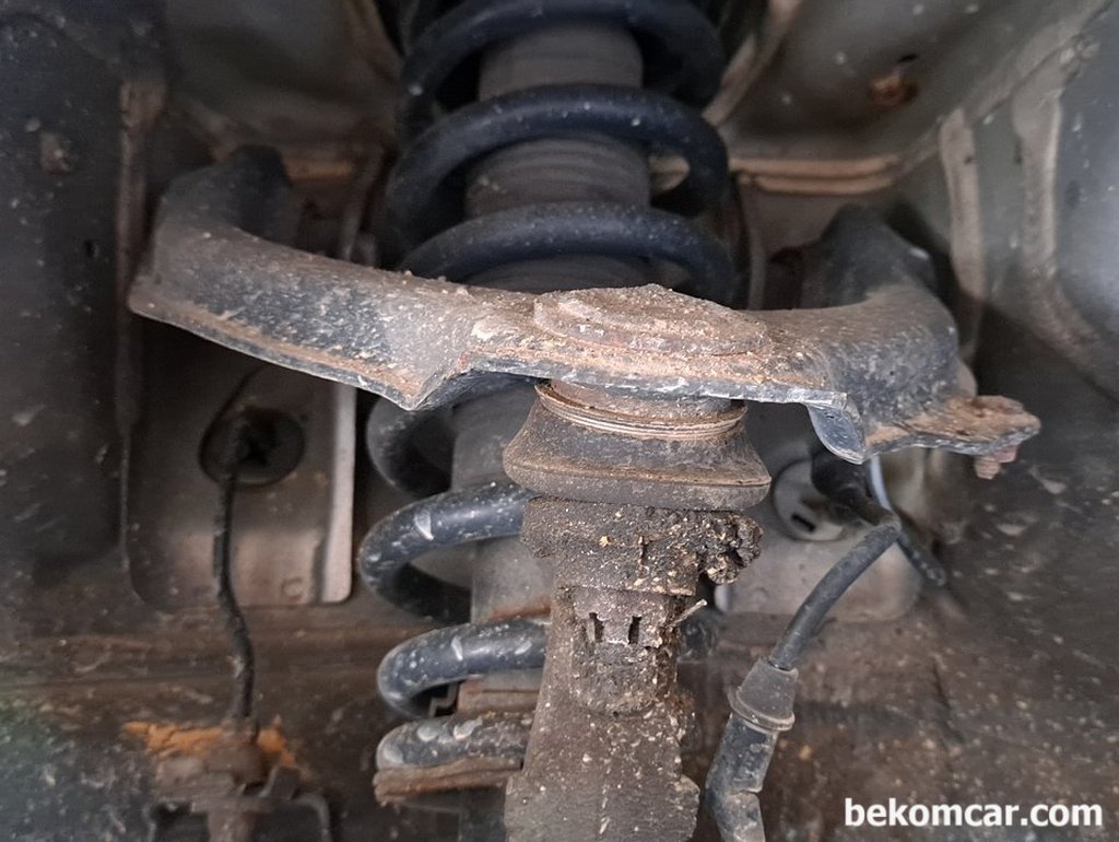 북미버전 어코드 7세대는 맥퍼슨이 아니라 더블위시본이다.|ベコムカー (bekomcar)