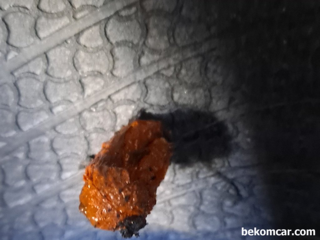 펑크난 타이어 의 안 쪽 지렁이 모습|bekomcar.com