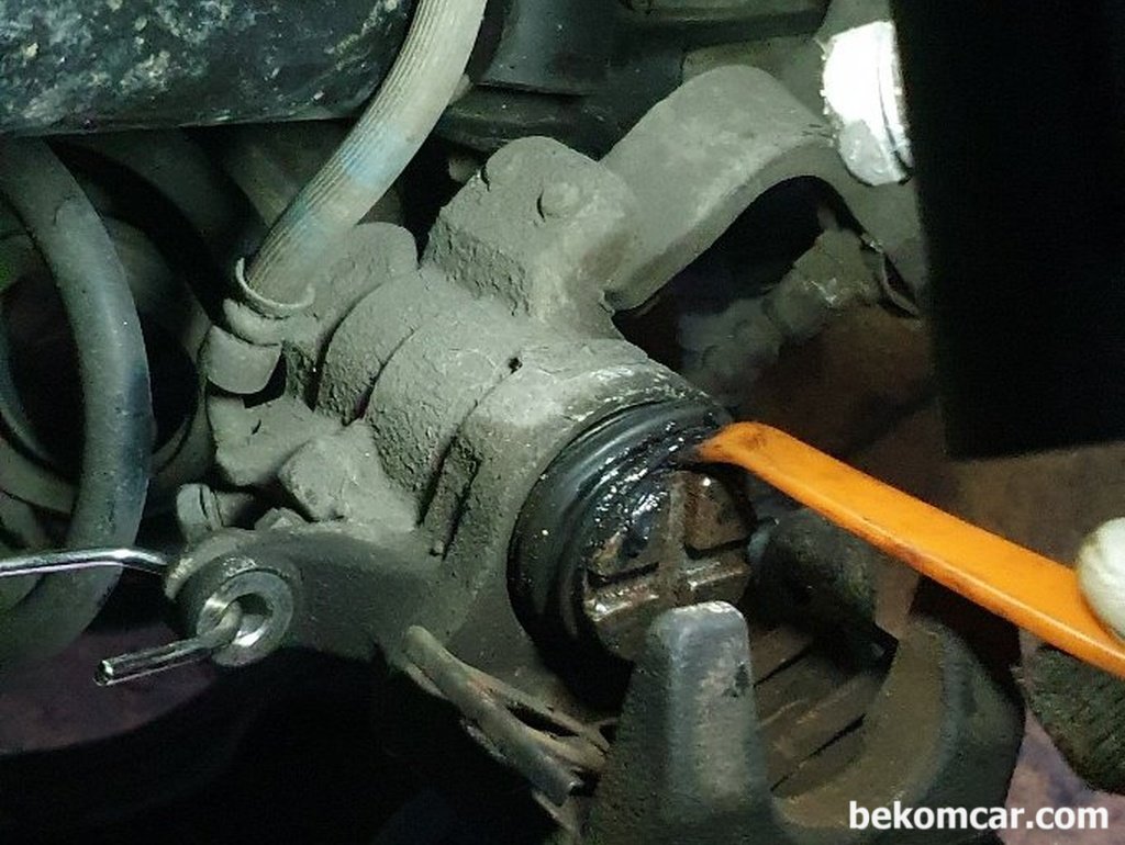뒤 브레이크 캘리퍼 피스톤 밀어넣을때|贝科姆汽车 (bekomcar)