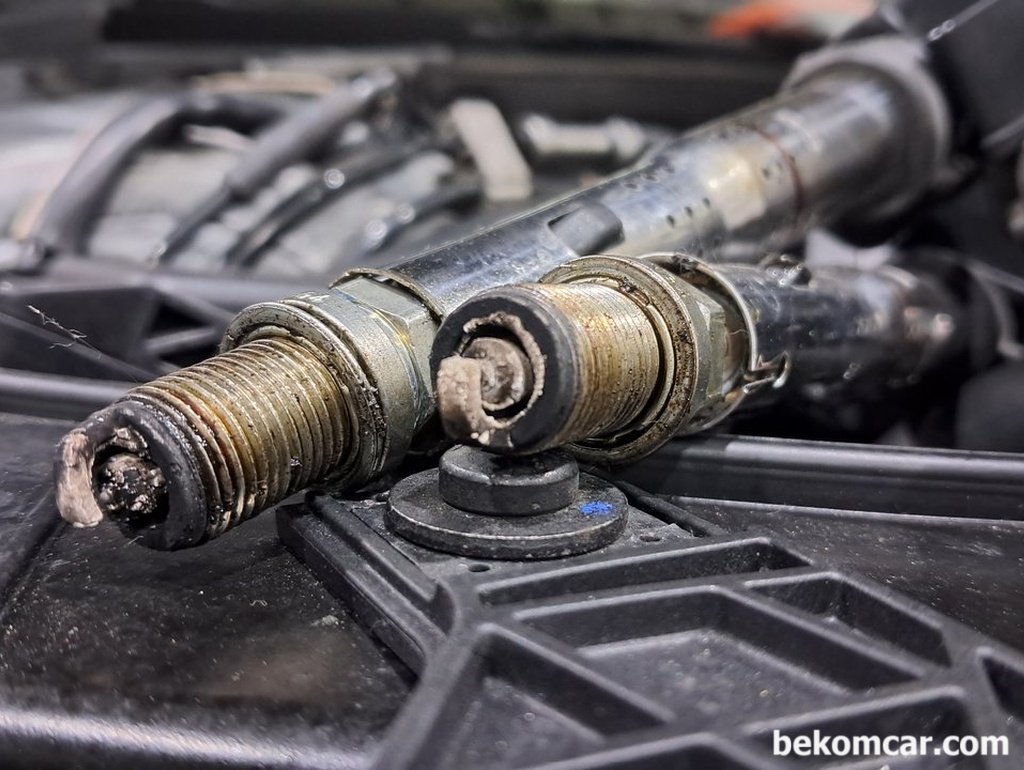 아우디 A4 점화플러그 오일범벅, 매우좋지 않다.|베콤카 (bekomcar.com)