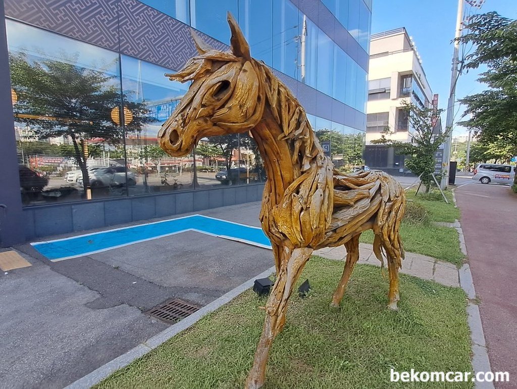 일산의 한 거리에서 만난 목마, 나무막대가 모여있다.|بيكومكار  (bekomcar)