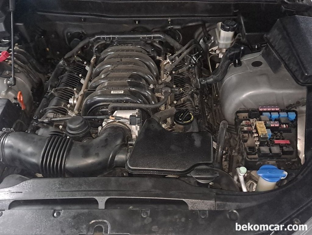 현대 제네시스 4.6L 8기통 자연흡기 엔진룸 사진이다|베콤카 (bekomcar.com)