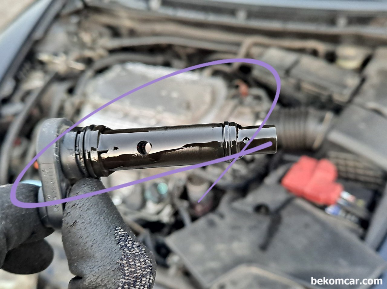 PCV벨브이다. 엔진내부의 블로우바이 가스 통로 벨브 역할을 한다, |贝科姆汽车 (bekomcar)