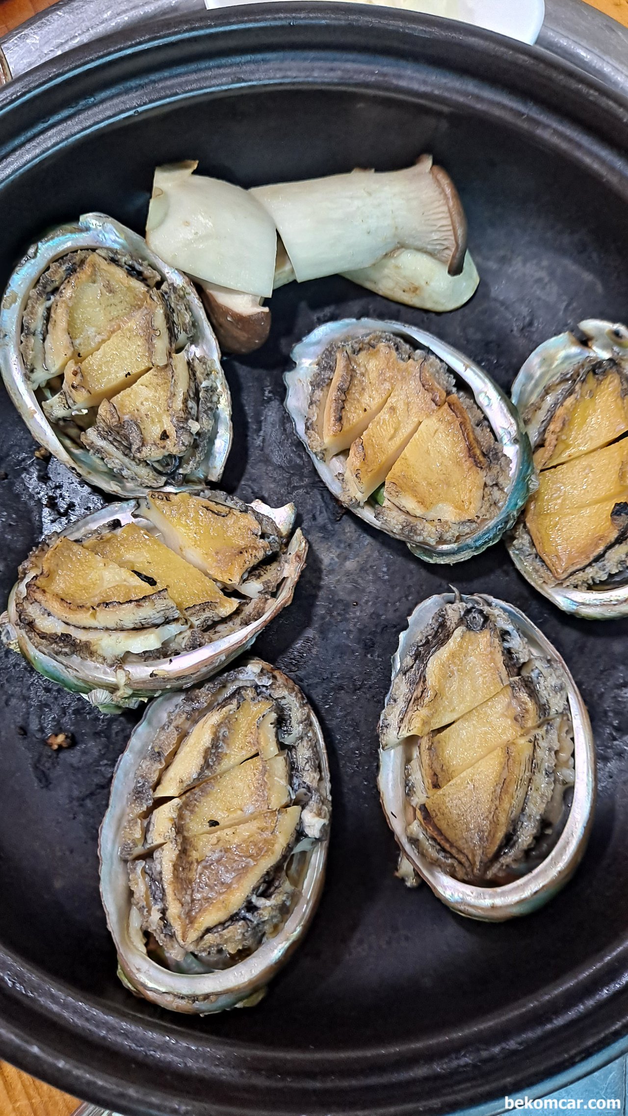 전복 과 보쌈이다. 지인과의 오랜만에 식사했다, 전복음식이다.전복이 구하기도 하고 맛이 특이했는데 아뭏든 식감이 좋았다. 신선도도 좋은것 같았다. 식당주인이 사투리가있어 더 정겨웠다.|베콤카 (bekomcar.com)