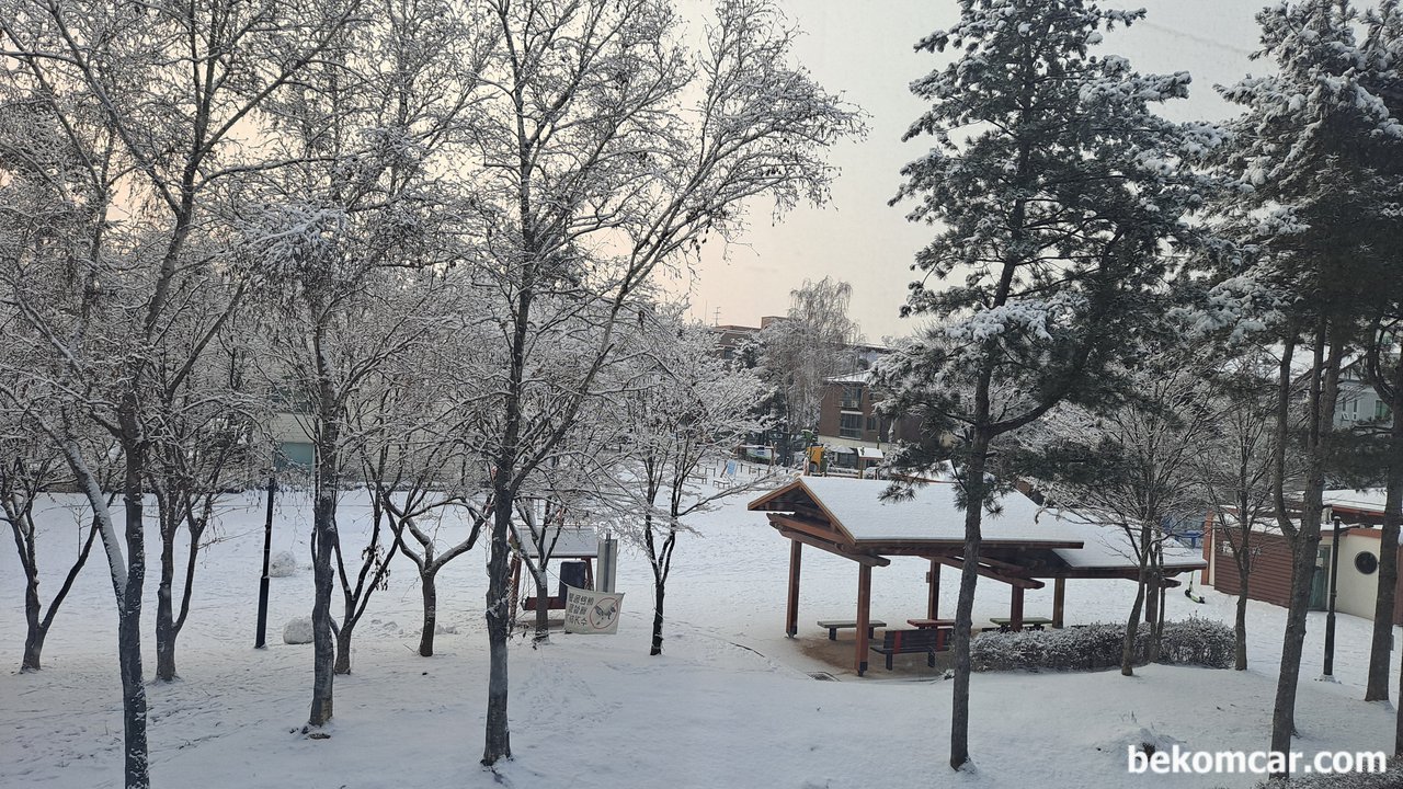 일산에 2022년 첫 눈이 소복히 내렸어요, 집앞에 있는 공원이다.조그마한 공원인데 벌써 동내 애들이 눈사람도 만들었다.|베콤카 (bekomcar.com)