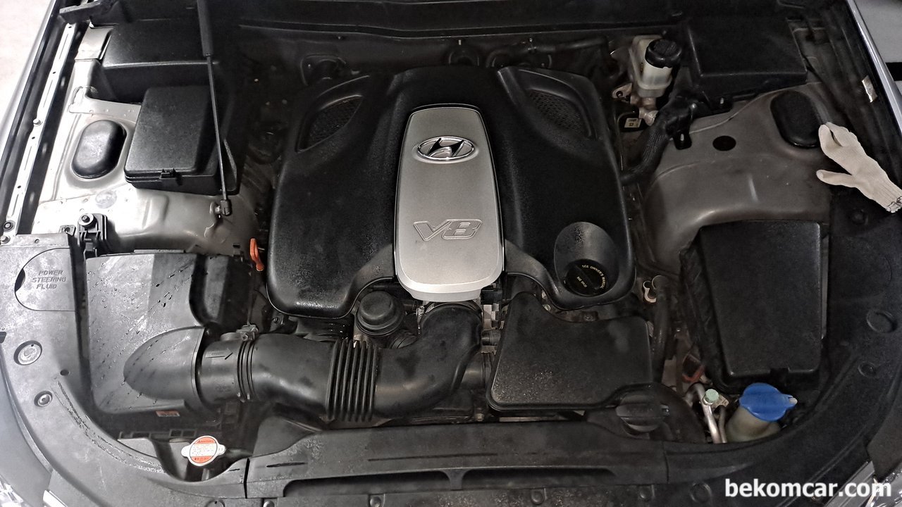 현대 제네시스 4.6L 8기통 자연흡기 엔진룸 사진이다, 현대 제네시스 2010년형 4.6L 8기통 6단 미션 엔진룸사진.커버가 덥고 있다.|베콤카 (bekomcar.com)