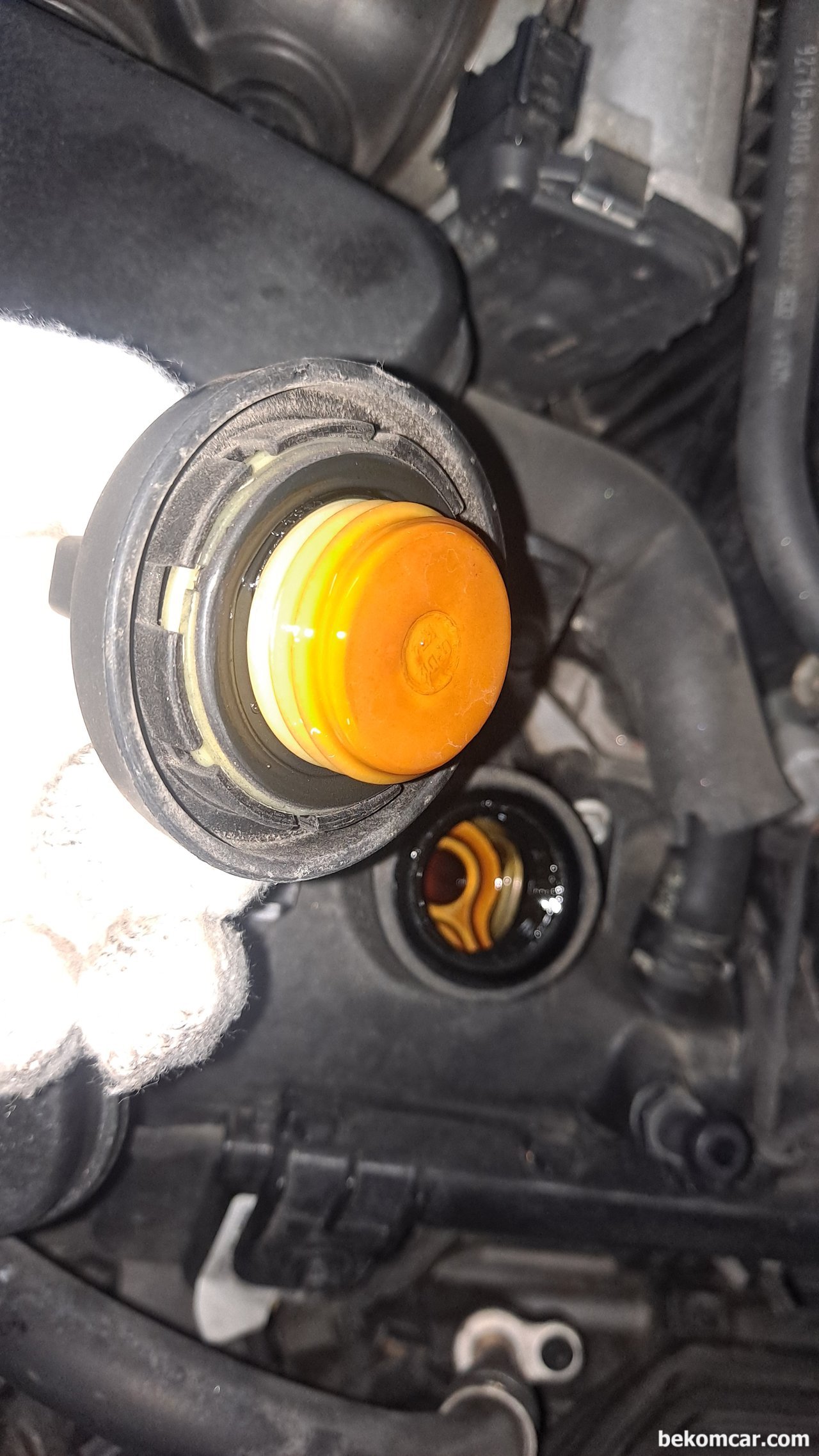현대 제네시스 4.6L 8기통 자연흡기 엔진룸 사진이다, |베콤카 (bekomcar.com)