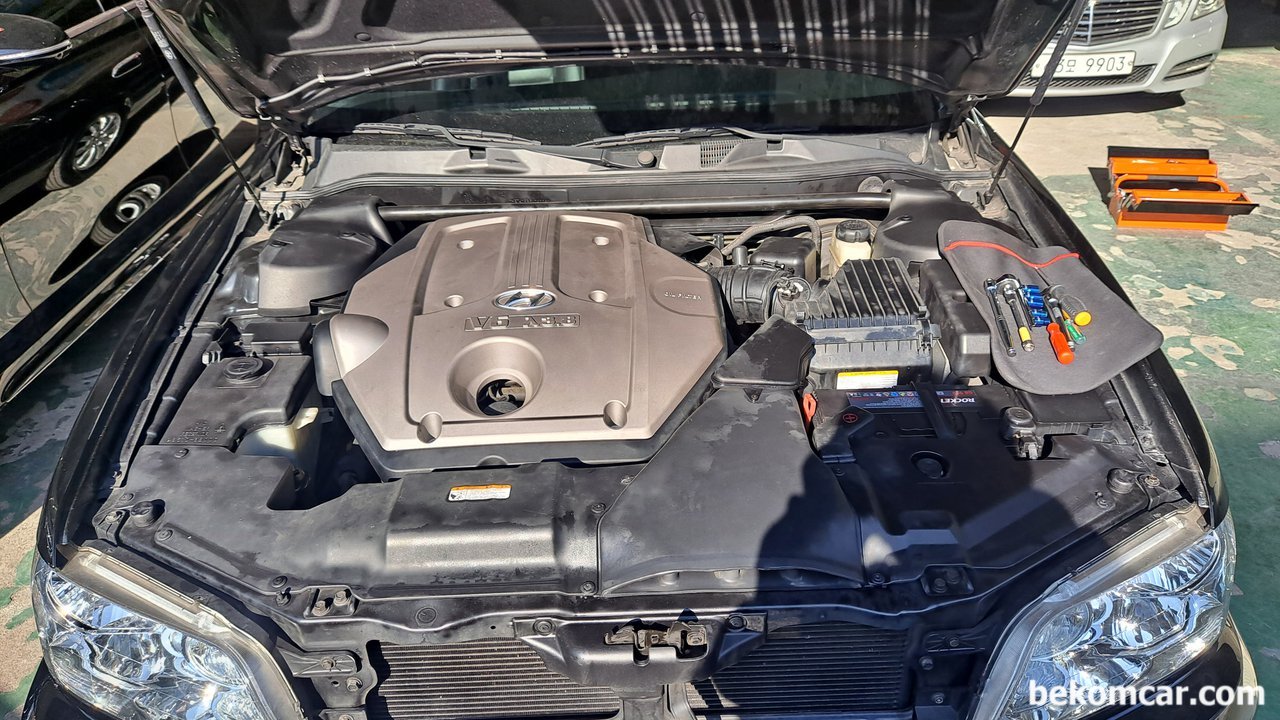 현대 에쿠스 2006년 3.8L 6기통 G6DA엔진, 39000km주행거리., 현대 에쿠스 2006년 3.8L 6기통 G6DA엔진. 본네트만 열어서 보는 엔진룸. 엔진커버가 눈에 들어온다.10mn 볼트 6개만 풀면 된다.|贝科姆汽车 (bekomcar)