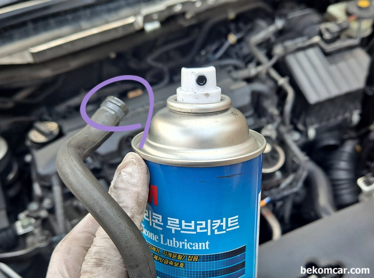 시빅 8세대 PCV벨브, 무척 깨끗한것같다 고착도 없다., 호스장착시에는 실리콘스프레이를 뿌려준다.미끄럽게 브드럽게 잘 체결되어 손상도 막는데 도움이 된다.|بيكومكار (bekomcar)