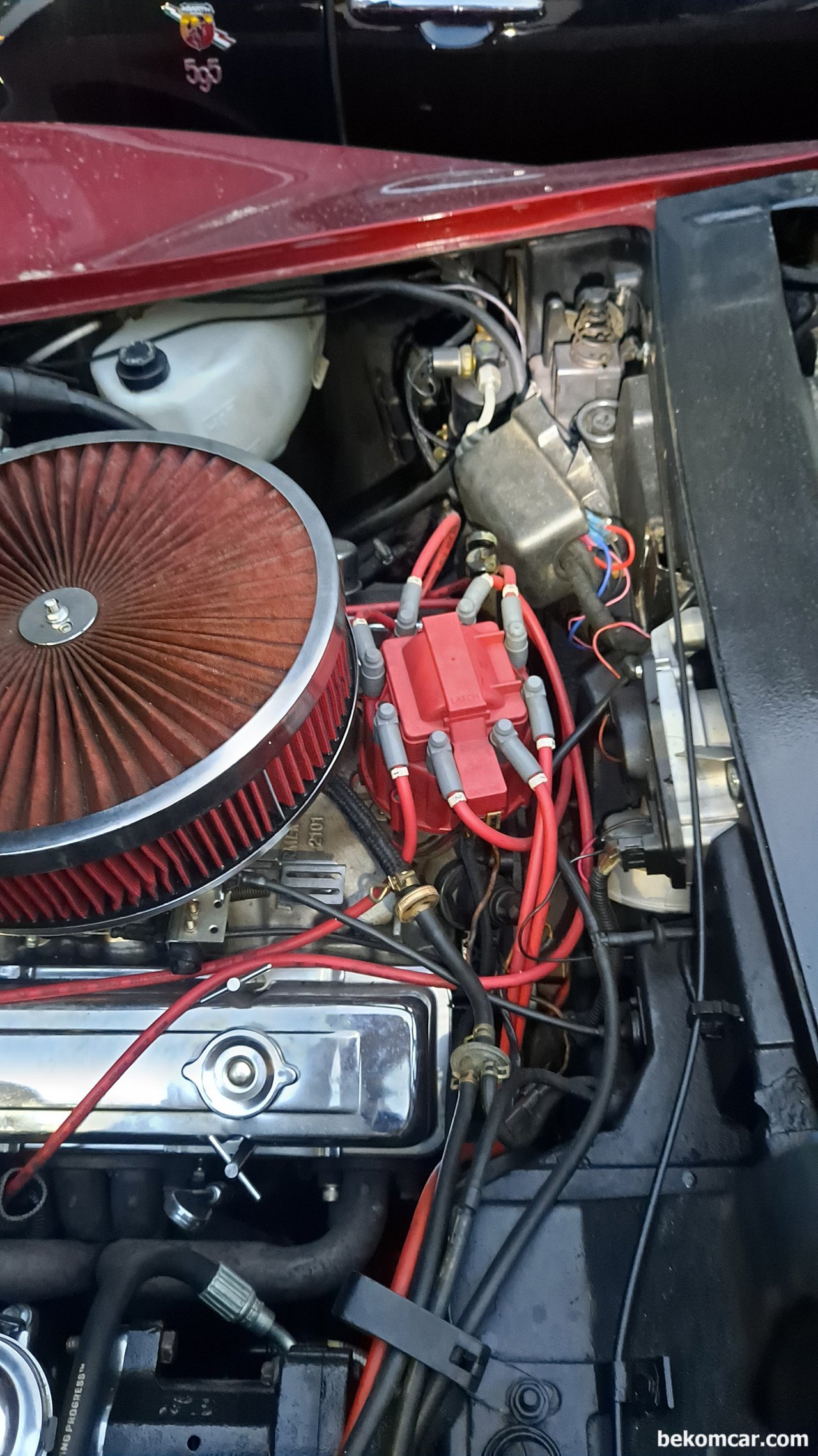 3세대 스포츠카 콜벳(Corvette), 파주부짜모터스에서 만나다, 스포츠카 3세대 콜벳 엔진룸. 점화시스템 으로 COP방식이 아니다. 이전의 디스트리뷰터 와이어 방식이다. V8으로 8개 점화플러그 와이어가 있다.벨브커버가 반짝이는 스테인리스 로 앞으로 50년은 더 사용할것 같다. Credit: 파주 부짜모터스|ベコムカー (bekomcar)