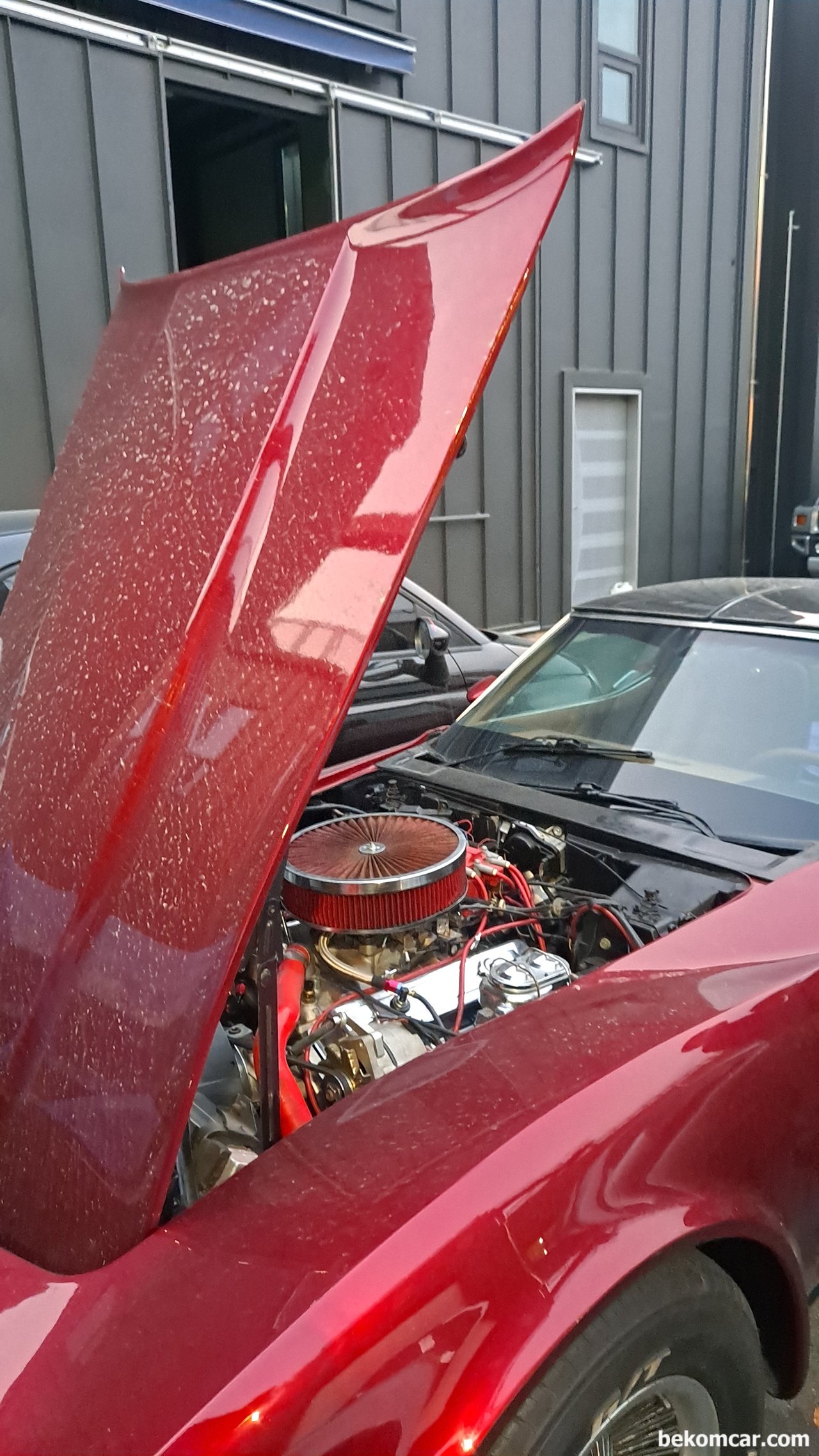 3세대 스포츠카 콜벳(Corvette), 파주부짜모터스에서 만나다, 쉐보레 3세대 콜벳 스포츠카 (Chevrolet Corvette), 1968~1982년 에 생산된 스포츠카이다.본네트 열리는 방향이 다르고 연료주입구도 뒤 트렁크 한 중앙에 있다. 연료주입을 빨리하기 위해서 스포츠카는 연료주입구를 뒤 트렁크 중앙에 위치하고 있다. Credit: 파주 부짜모터스|ベコムカー (bekomcar)