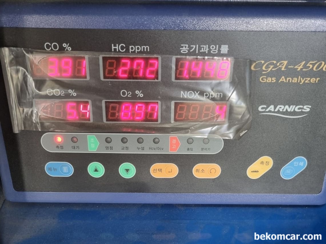 자동차배기가스 검사시, 공기과잉율이 1.448 까지 나오는 경우도 있다, 997 MK1 4S 차량이다. 배기가스 검사에서 불합격 되었다. Lamda값이 1.488로 측정되었다. 자료사진 Credit: 클래식카코리아 https://cafe.naver.com/classiccarkorea|ベコムカー (bekomcar)