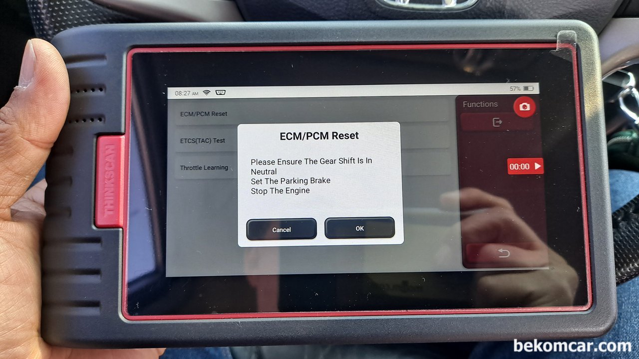 베콤카 진단기 ECM 리셋기능 대다수 완성차 지원, 베콤카 진단기 ECM 혹 PCM 리셋기능 대다수 완성차 지원. 사진은 혼다 시빅차량 ECM 초기화 과정|베콤카 (bekomcar.com)