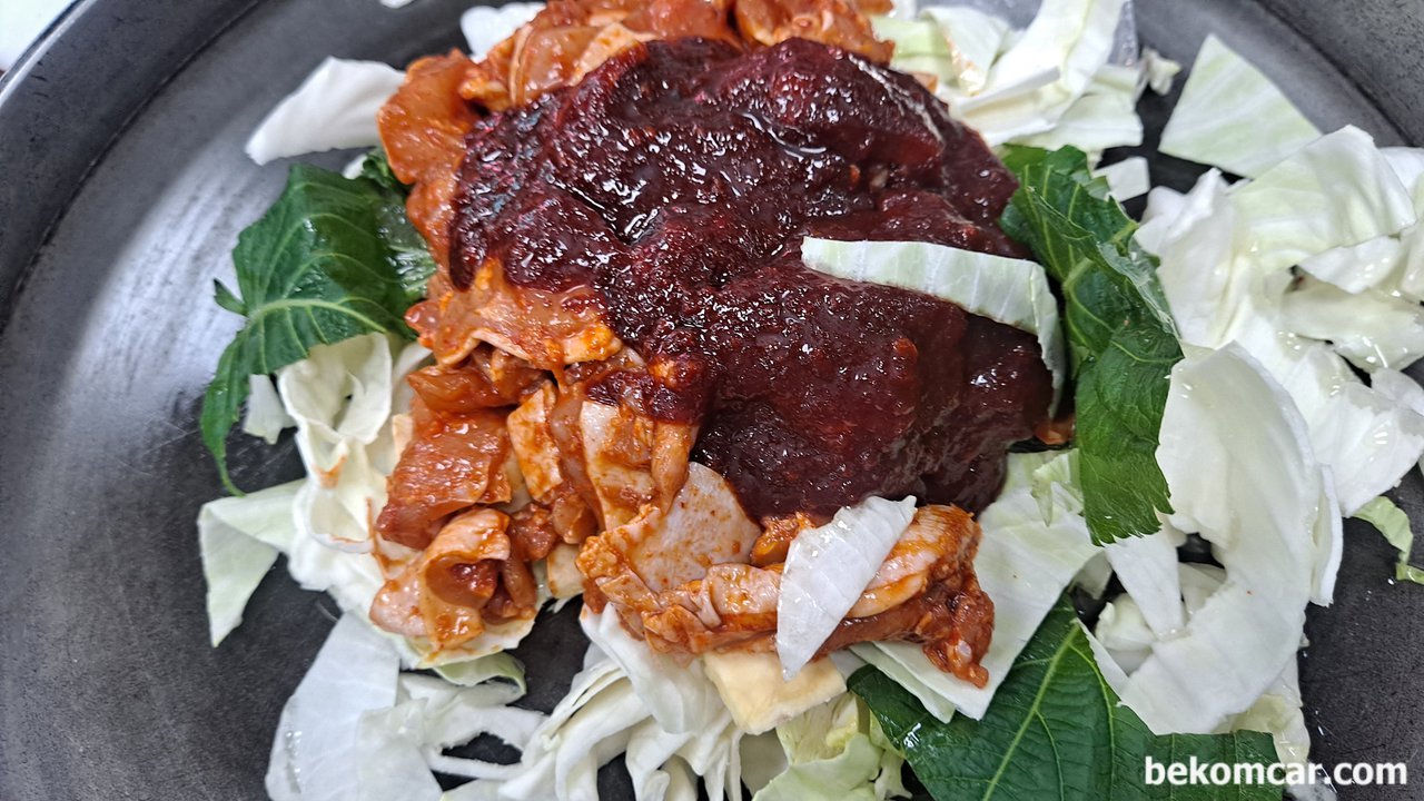 춘천 어느 닭갈비 집, 아들과 함께 의미있는 시간을, 춘천 닭갈비집 의 메인요리 닭갈비이다. 식당에서 다 요리를 해 주셔서 고마웠다.|ベコムカー (bekomcar)