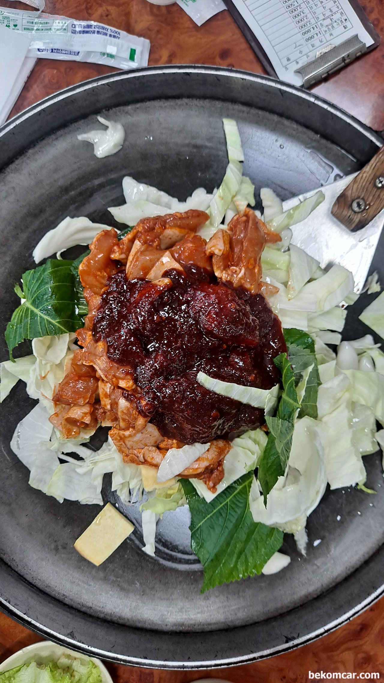 춘천 어느 닭갈비 집, 아들과 함께 의미있는 시간을, 춘천 닭갈비집 음식이 참 맛있게 생겼다.  아들이랑 같이 가서 더욱더 기분이 좋은 날이다. 라스도 고생했다.|ベコムカー (bekomcar)