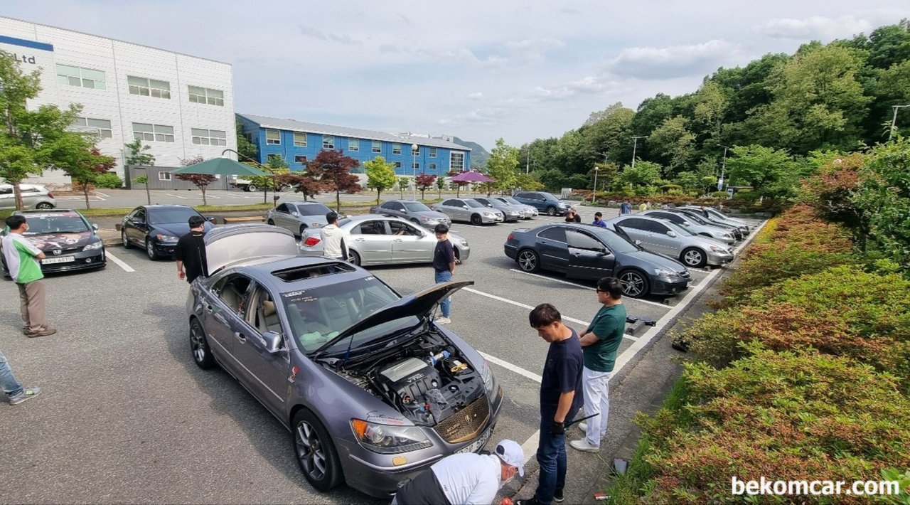 혼다클럽 대전 정모, 서로 차량점검에 바쁘다, 혼다클럽 대전 정모, 서로 차량점검에 바쁘다. 혼다클럽의 대표회원중 한분이 바로 현장에서 본인 레전드 차량을 자랑하고 있다|ベコムカー (bekomcar)