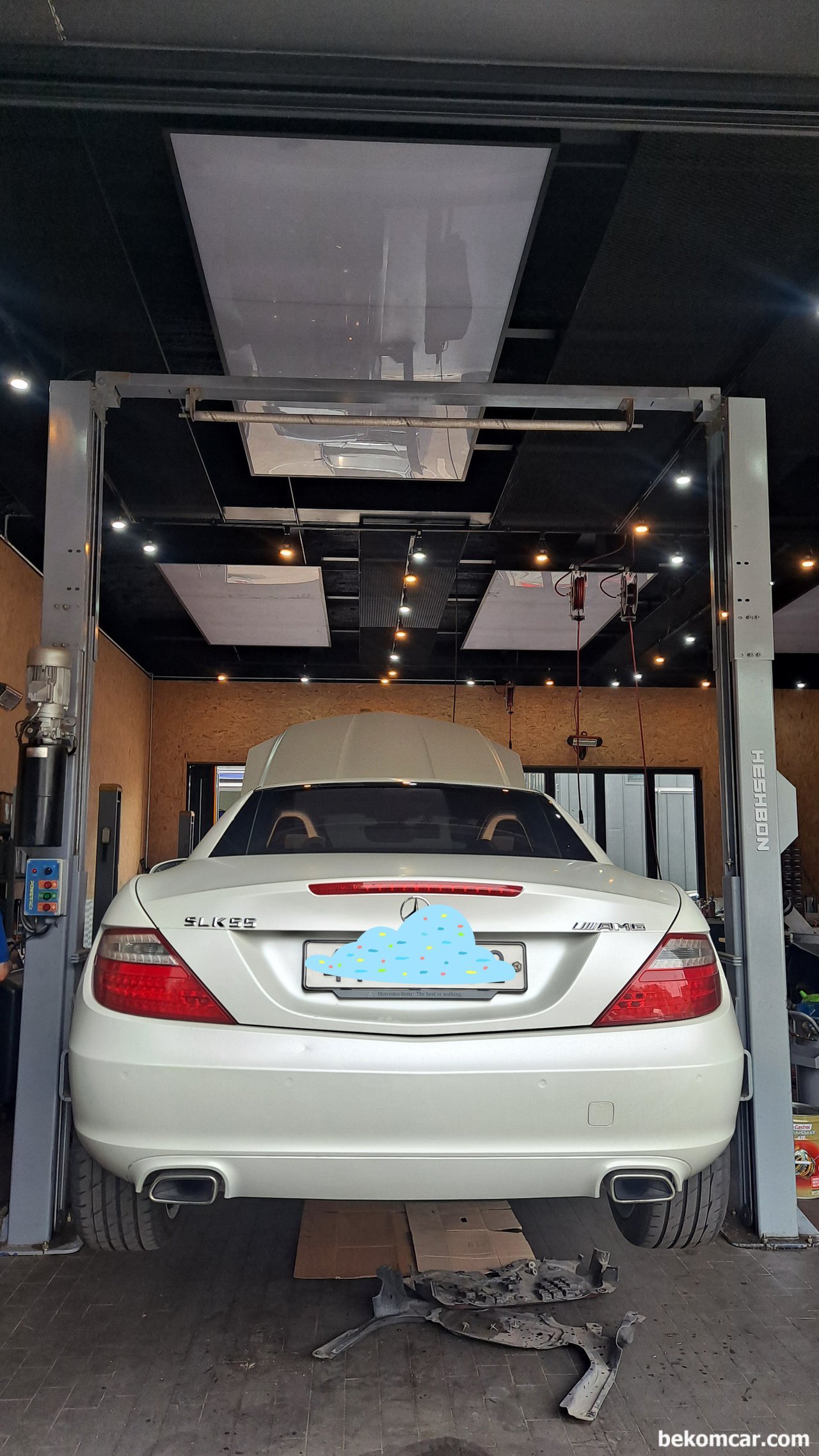 메르세데스 벤츠 SLK55 엔진오일 브레이크오일등 교환, 메르세데스 벤츠 SLK55 엔진오일 교환을 위하여 리프트에 올린 뒷 모습. 차량.정비 제공 부짜모터스|贝科姆汽车 (bekomcar)