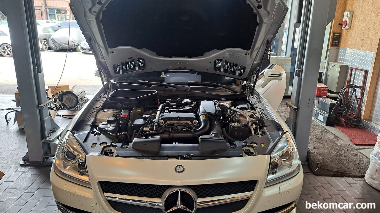 메르세데스 벤츠 SLK55 엔진오일 브레이크오일등 교환, 메르세데스 벤츠 SLK55 엔진오일 교환을 위하여 리프트에 올린 앞 모습. 차량.정비 제공 부짜모터스|贝科姆汽车 (bekomcar)