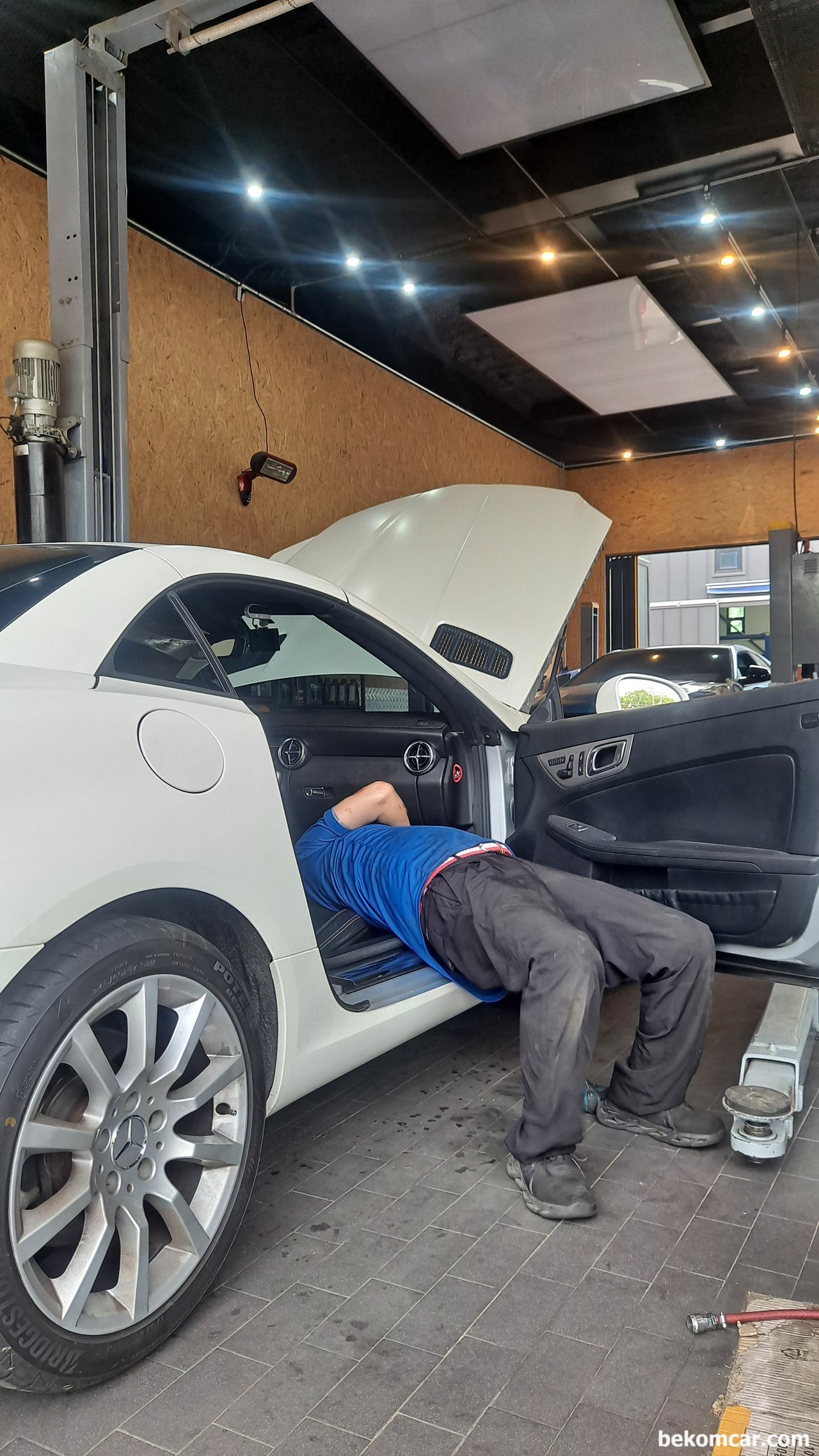 메르세데스 벤츠 SLK55 엔진오일 브레이크오일등 교환, 메르세데스 벤츠 SLK55 실내용 공기필터 교환은 정말로 쉽지 않다. 에어필터 위치가 매우 좋지 않다. 탈거도 많이해야 하고 거의 곡예수준이다.  차량.정비 제공 부짜모터스|贝科姆汽车 (bekomcar)