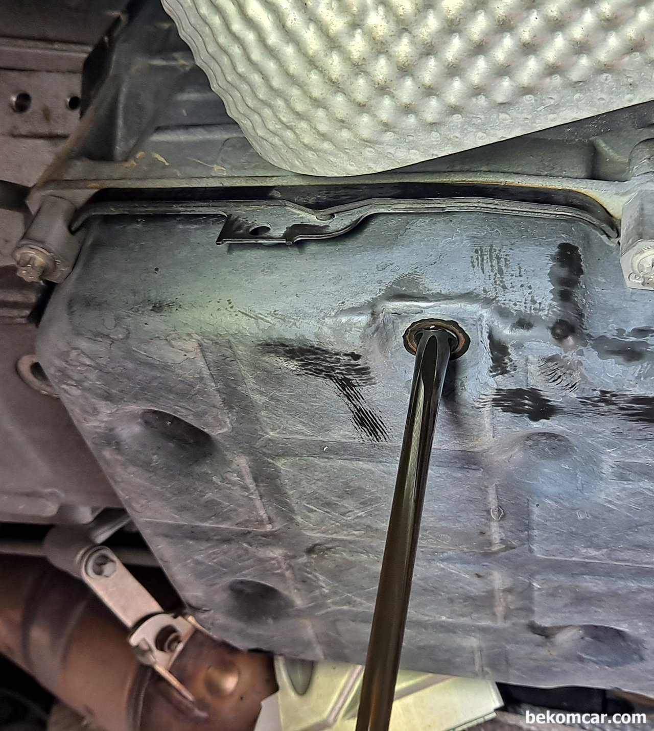 메르세데스 벤츠 SLK55 엔진오일 브레이크오일등 교환, 메르세데스 벤츠 SLK55 미션오일 교환. SLK55는 타 차량에 비하여  좀 특이해서 미션오일 교환이 쉽지가 않다.  차량.정비 제공 부짜모터스|贝科姆汽车 (bekomcar)