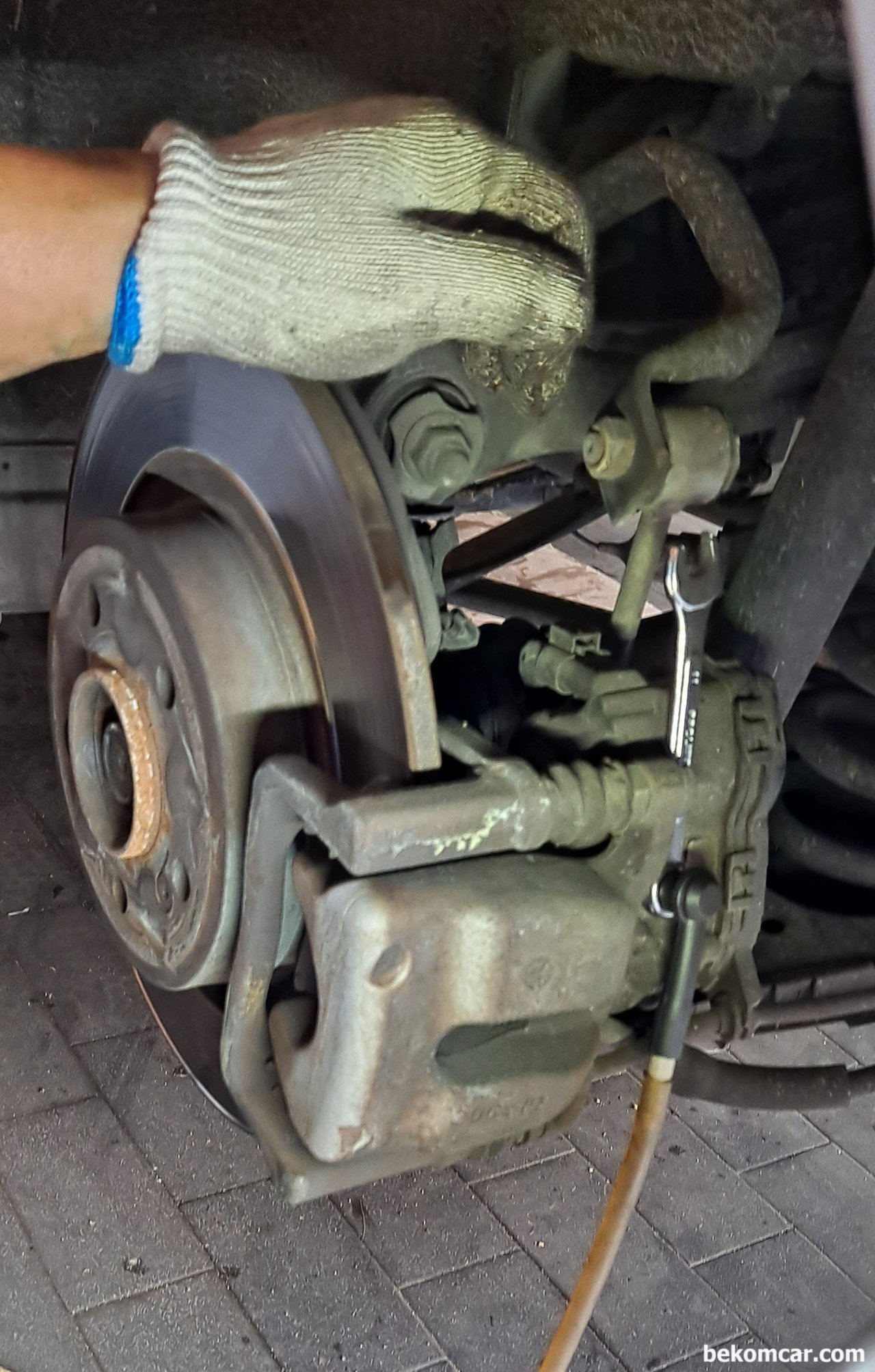 메르세데스 벤츠 SLK55 엔진오일 브레이크오일등 교환, 메르세데스 벤츠 SLK55 브레이크오일 교환. 가장 안전한 방법으로 진행했다.  차량.정비 제공 부짜모터스|贝科姆汽车 (bekomcar)