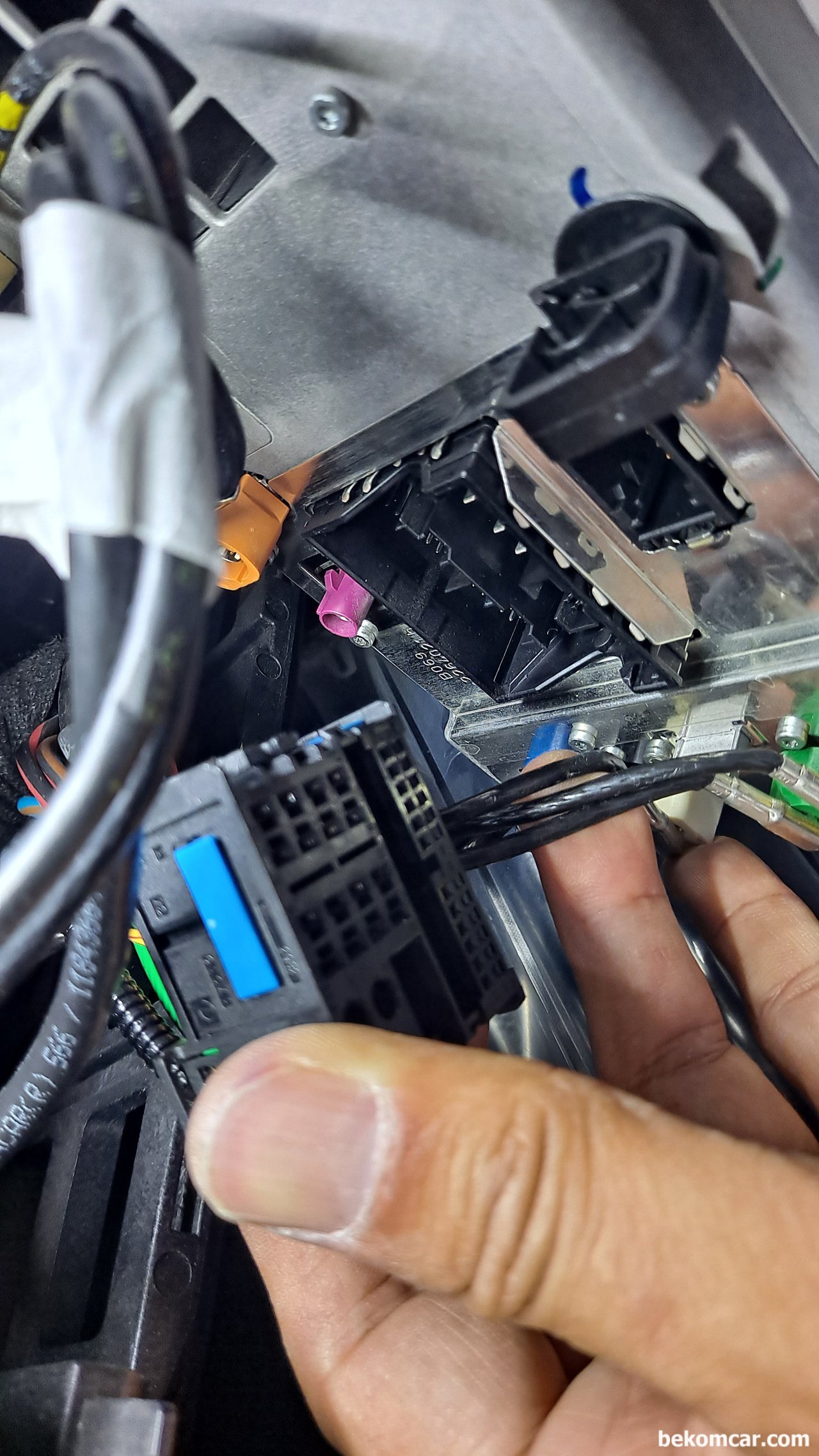 BMW F30 320D 알리구매 안드로이드 설치 마무리후 이야기, BMW F30 320D 차량 안드로이드 설치시 콘넥터 탈 부착이 OEM과 알리에서 구매한 기구물의 위치 및 방향때문에 좀 힘들었다.|bekomcar.com