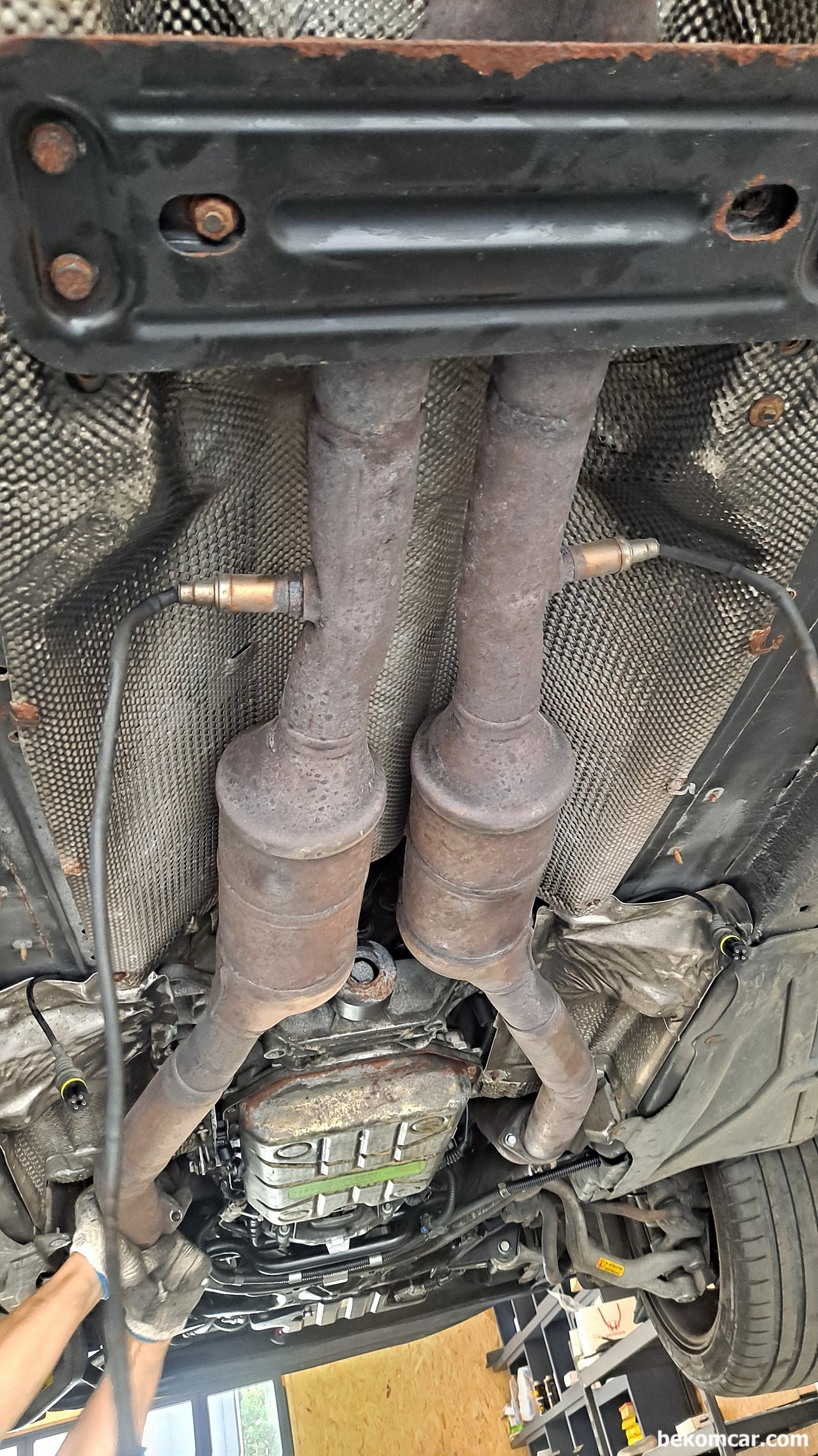 BMW 740, 산소센서 위치가 중통배기가스를 지나서 있다, BMW 740, 산소센서2번의 위치가 촉매하단이 사니라 중통배기가스를 지나서 있다|bekomcar.com