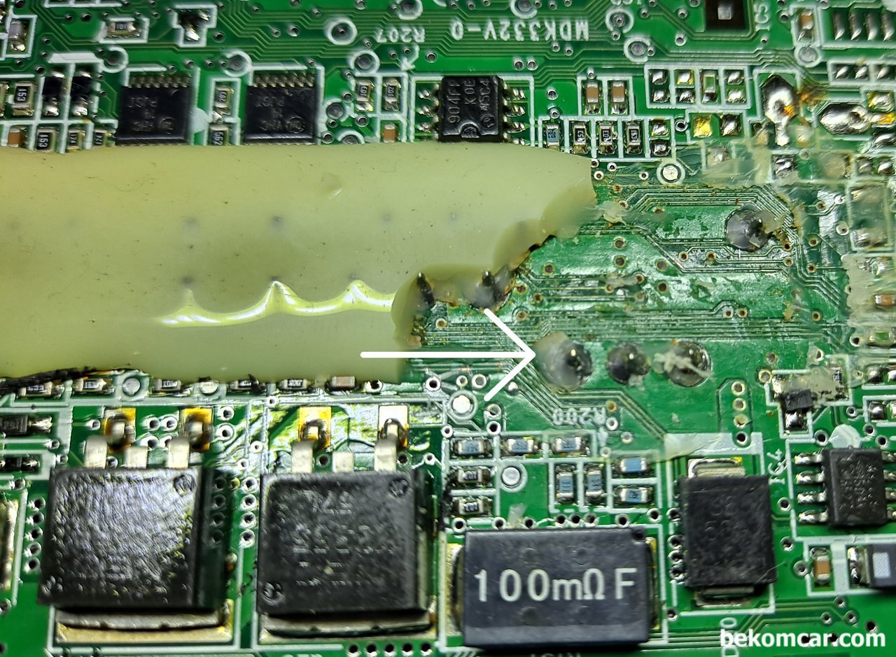 ABS모듈 압력센서 3개 터미널의 PCB 납땜상태, ABS모듈 압력센서 핀의 PCB 납땜상태가 매우견고하고 에폭시 실링까지 되어 있다.|bekomcar.com