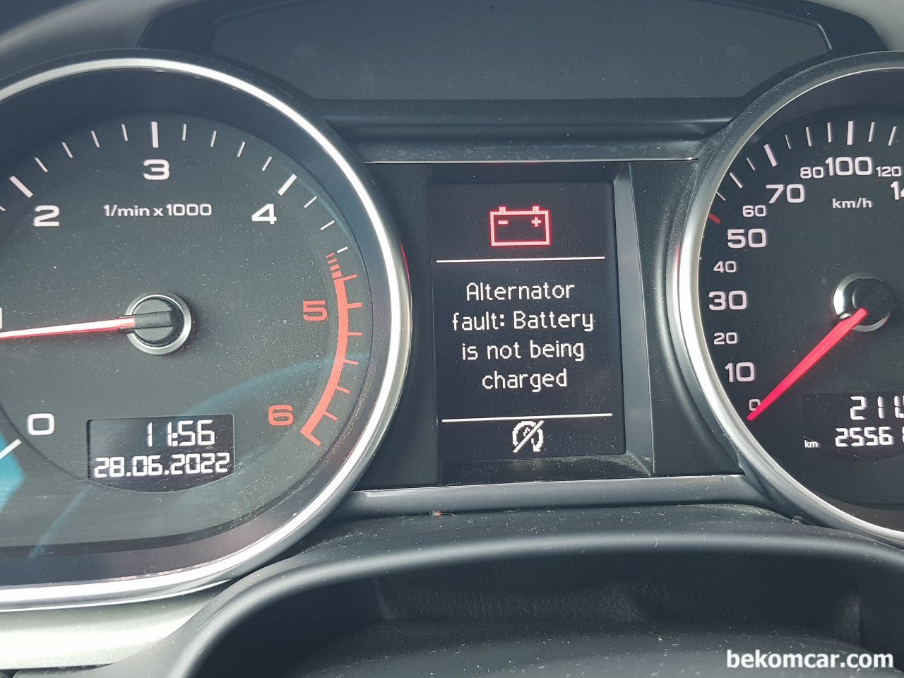 아우디 Q7 배터리 경고등 과 'Alternator fault: Battery is not being charged' 가 뜨는데 알터네이터 고장난건가요?, 아우디 Q7 2015년 약 24만키로시점 배터리 경고등 표시로, 계기판에 alternator fault: Battery is not being charged 경고메시지 표시됨.  자료사진: 아우디 매니아, https://cafe.naver.com/farhold|بيكومكار  (bekomcar)