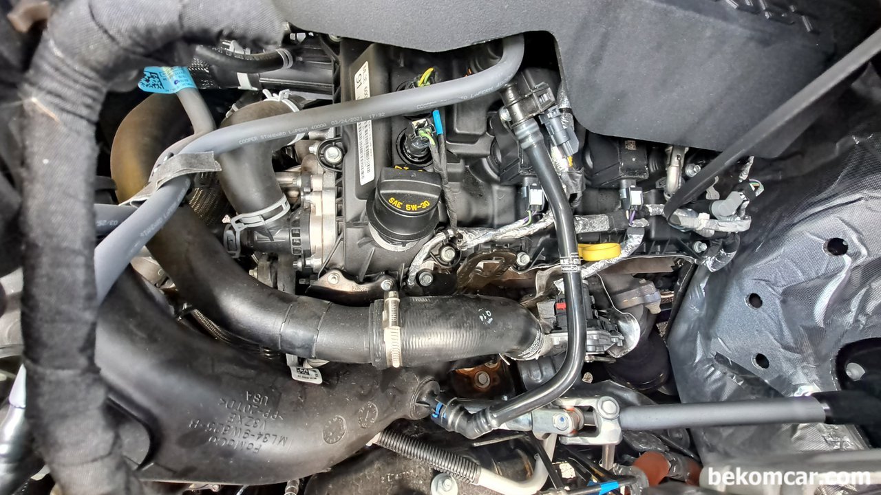 Ford F150 Lariat 2021 PowerBoost V6 엔진 트럭엔진룸, 미국 포드사의 F-150 파워부스트 V6엔진 하이브리드 트럭 Lariat 모델이다. 엔진오일 주입구랑 오일딥스틱이 있다.|베콤카 (bekomcar.com)