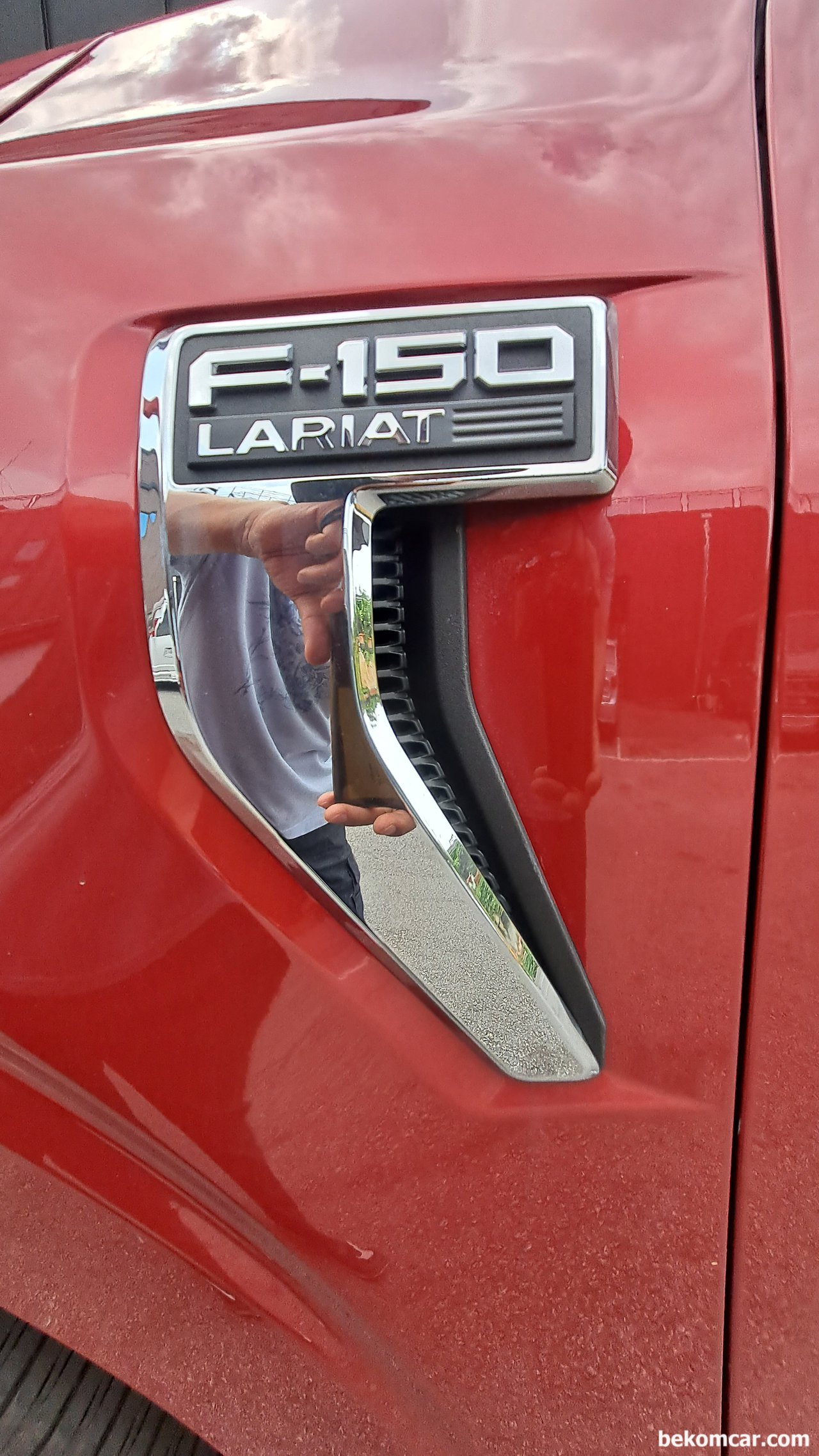 Ford F150 Lariat 2021 PowerBoost V6 엔진 트럭엔진룸, 미국 포드사의 F-150 파워부스트 V6엔진 하이브리드 트럭 Lariat 마크가 인상적이다.|베콤카 (bekomcar.com)