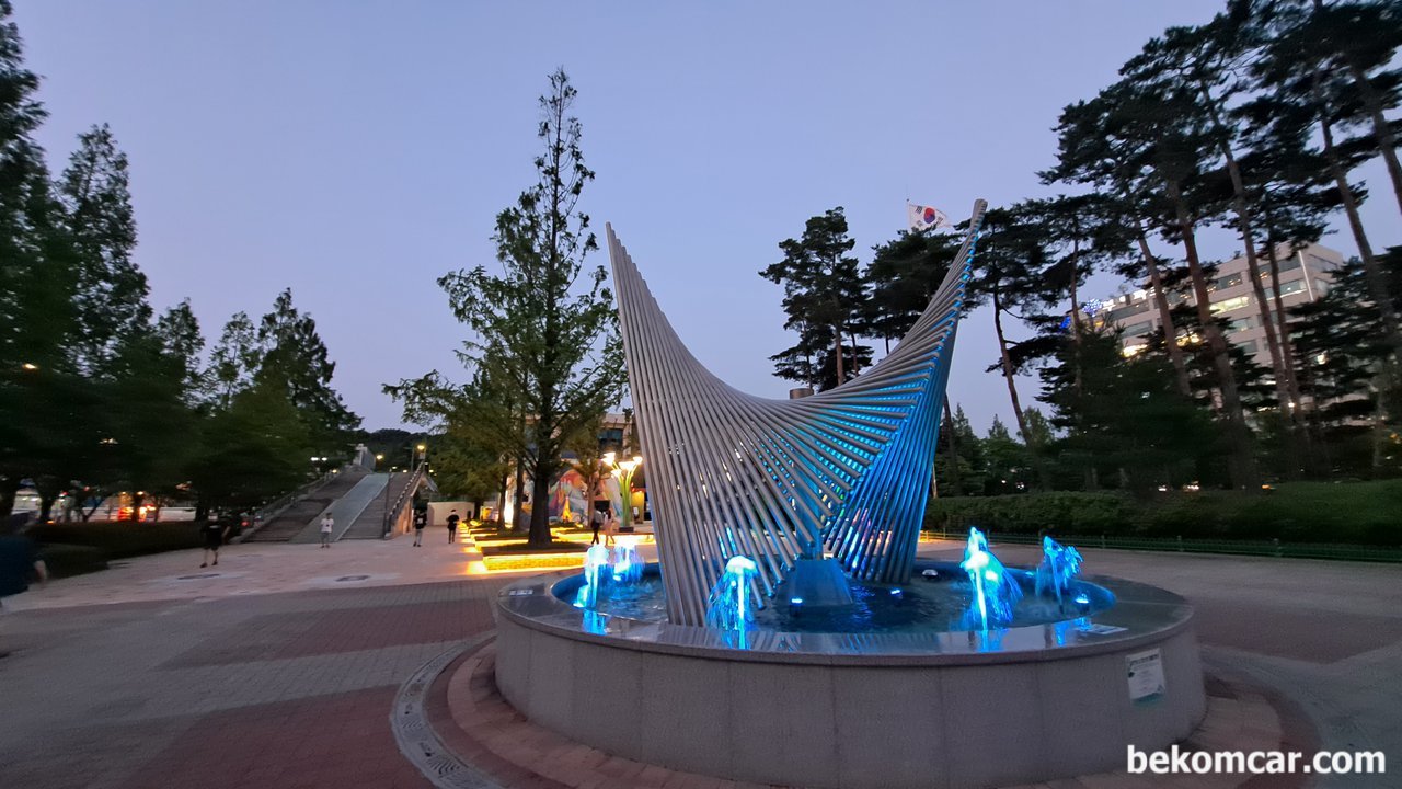 일산 문화광장의 어느 여름 밤 퇴근길 분수대와의 대화, 일산 문화광장의 어느 여름 밤 퇴근길, 분수대의 소리가 오늘도 수고했어 하고 인사를 한다.|베콤카 (bekomcar.com)