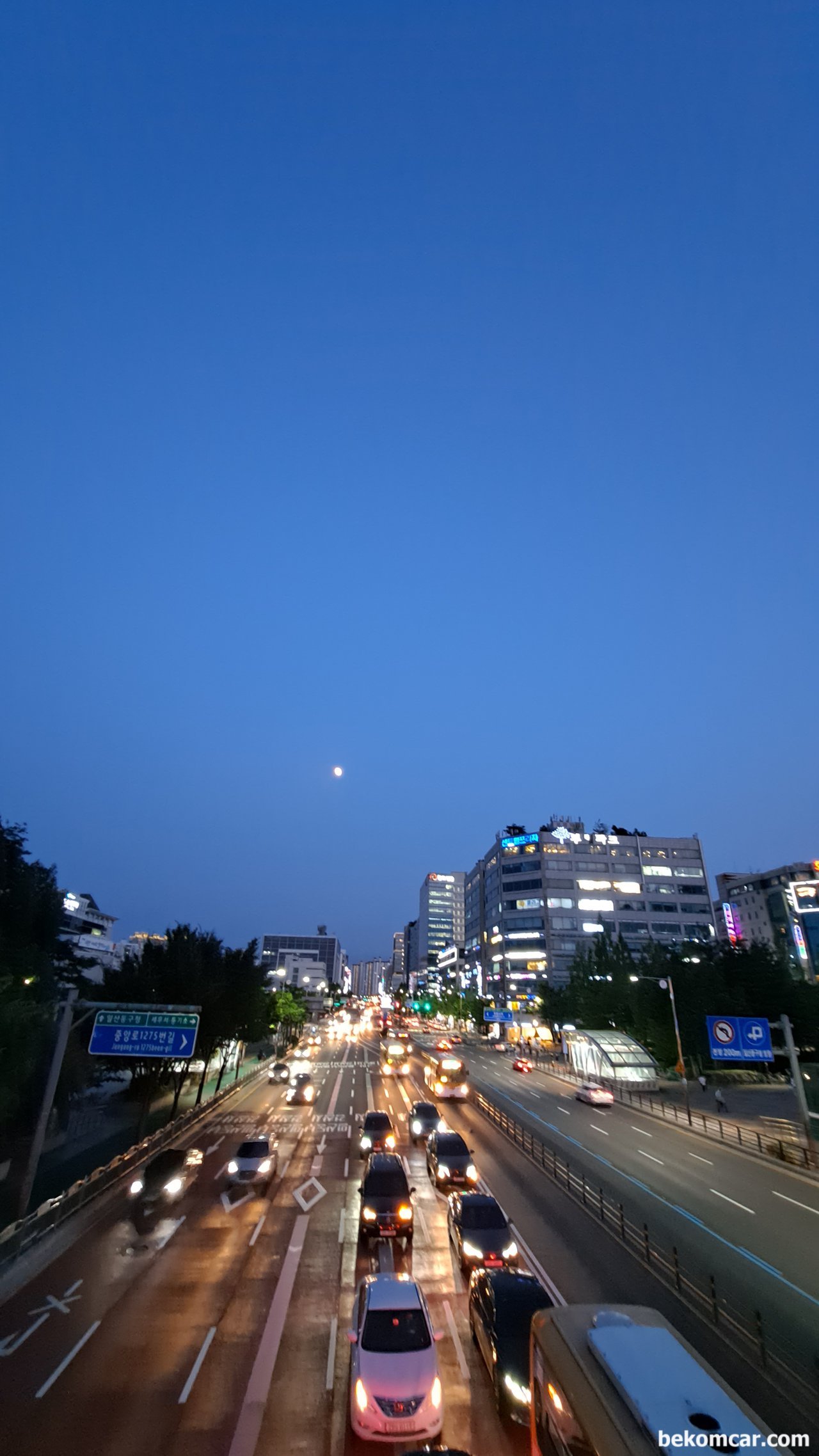 일산 문화광장의 어느 여름 밤 퇴근길 분수대와의 대화, 하늘에는 달 이 둥그런히 세상을 비추고 있다. 달 빛이 참 고운데, 이제 그 기억들조차도 소중하다는건우 느낀다.|베콤카 (bekomcar.com)