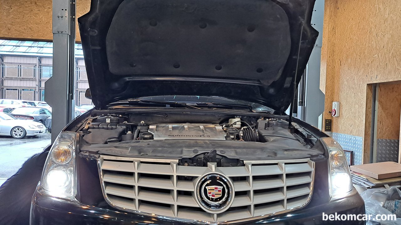 2010 GM 케딜락 DTS 4.5L 엔진오일 교환, 2010 GM 케딜락 DTS 4.5L 엔진룸 앞 모습이다.|베콤카 (bekomcar.com)