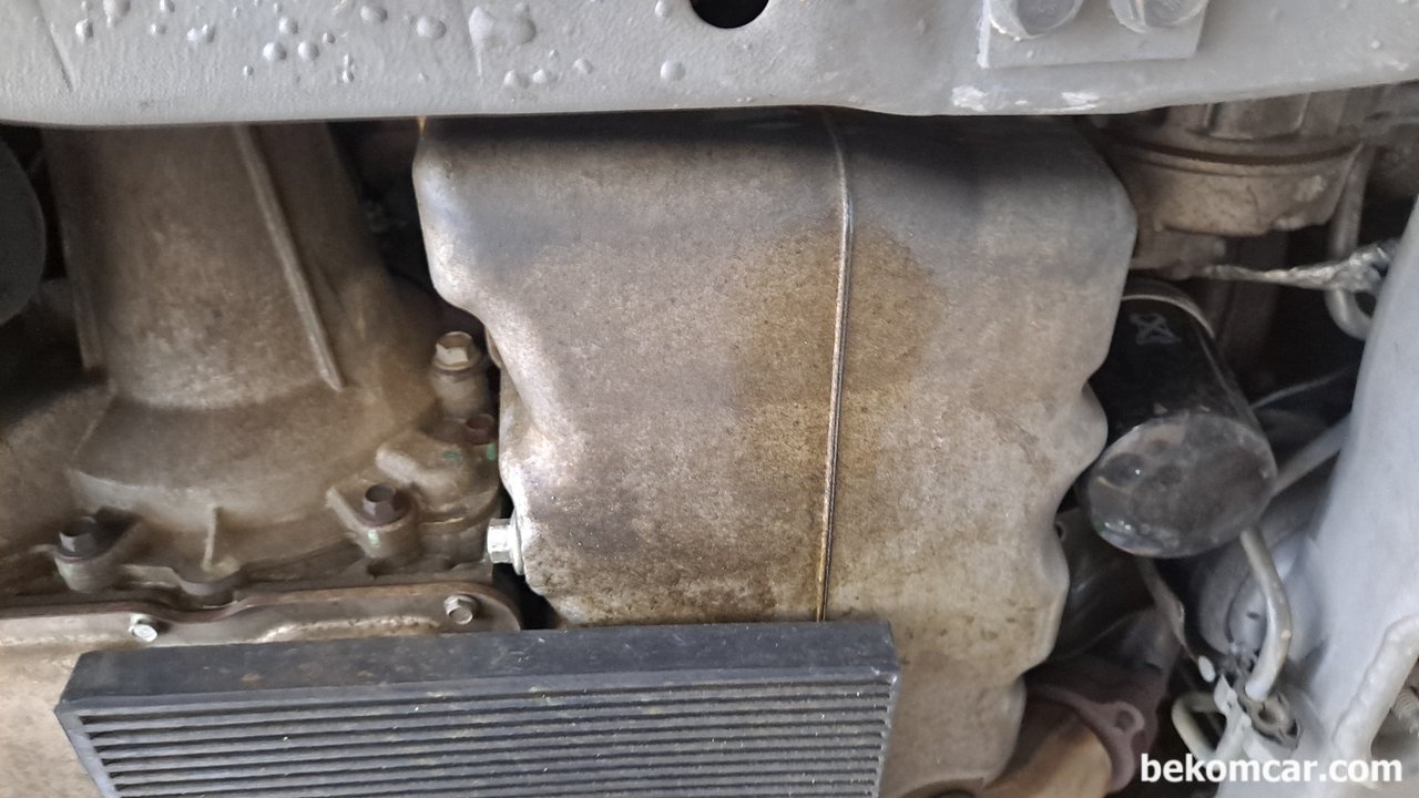2010 GM 케딜락 DTS 4.5L 엔진오일 교환, 2010 GM 케딜락 DTS 4.5L 엔진오일 드레인플러그 및 엔진오일필터 이다. 상당히 직관적이다.|베콤카 (bekomcar.com)