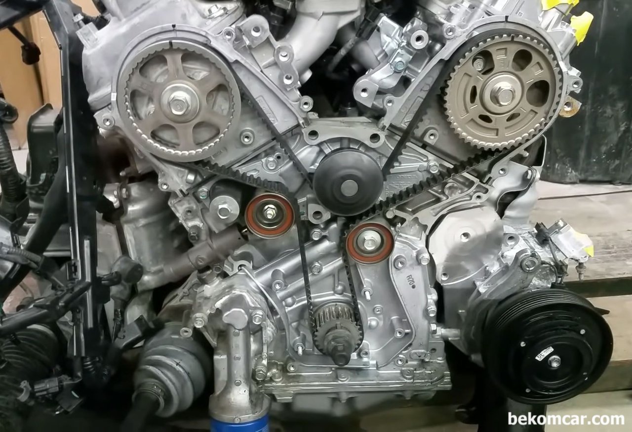 혼다 Acura J3 V6 엔진 타이밍벨트 작업시 참고사진, 혼다 Acura J3 V6 엔진 타이밍벨트 작업시 참고사진. 크랭크 와 스프로켓등이 잘 보이고 있다. Photo: George Melnik, https://www.youtube.com/watch?v=dS4Ykw9ysP4|베콤카 (bekomcar.com)