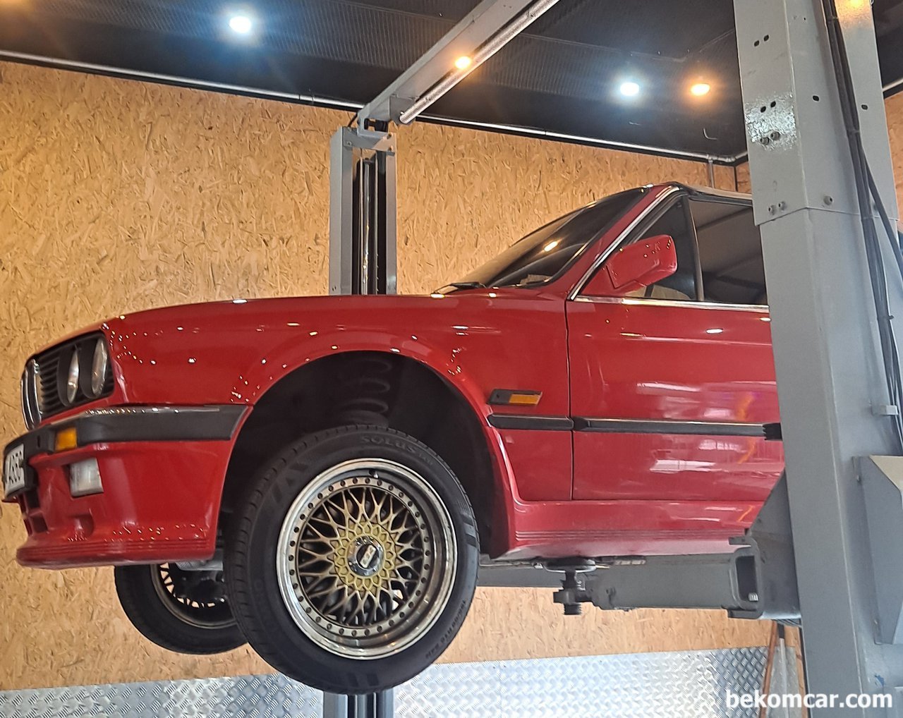 클래식카 BMW 320i 엔진오일 드레인플러그 와 디퍼오일, 클래식카 BMW 320i 차량이다. 빨간색의 특별한 BMW차량이다. 엔진오일 교환 을 편하게 할 수 있다.|베콤카 (bekomcar.com)