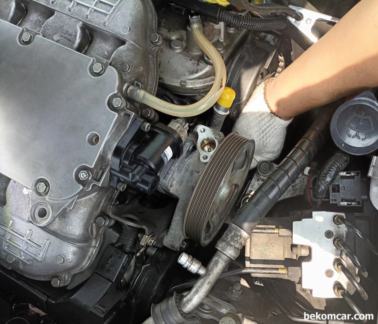 혼다 레전드 (Acura RL) 파워펌프 교환시 주의점, 혼다 레전드 파워펌프 교환과정이다. 벨트에 끼이지 않게 주의한다.|베콤카 (bekomcar.com)