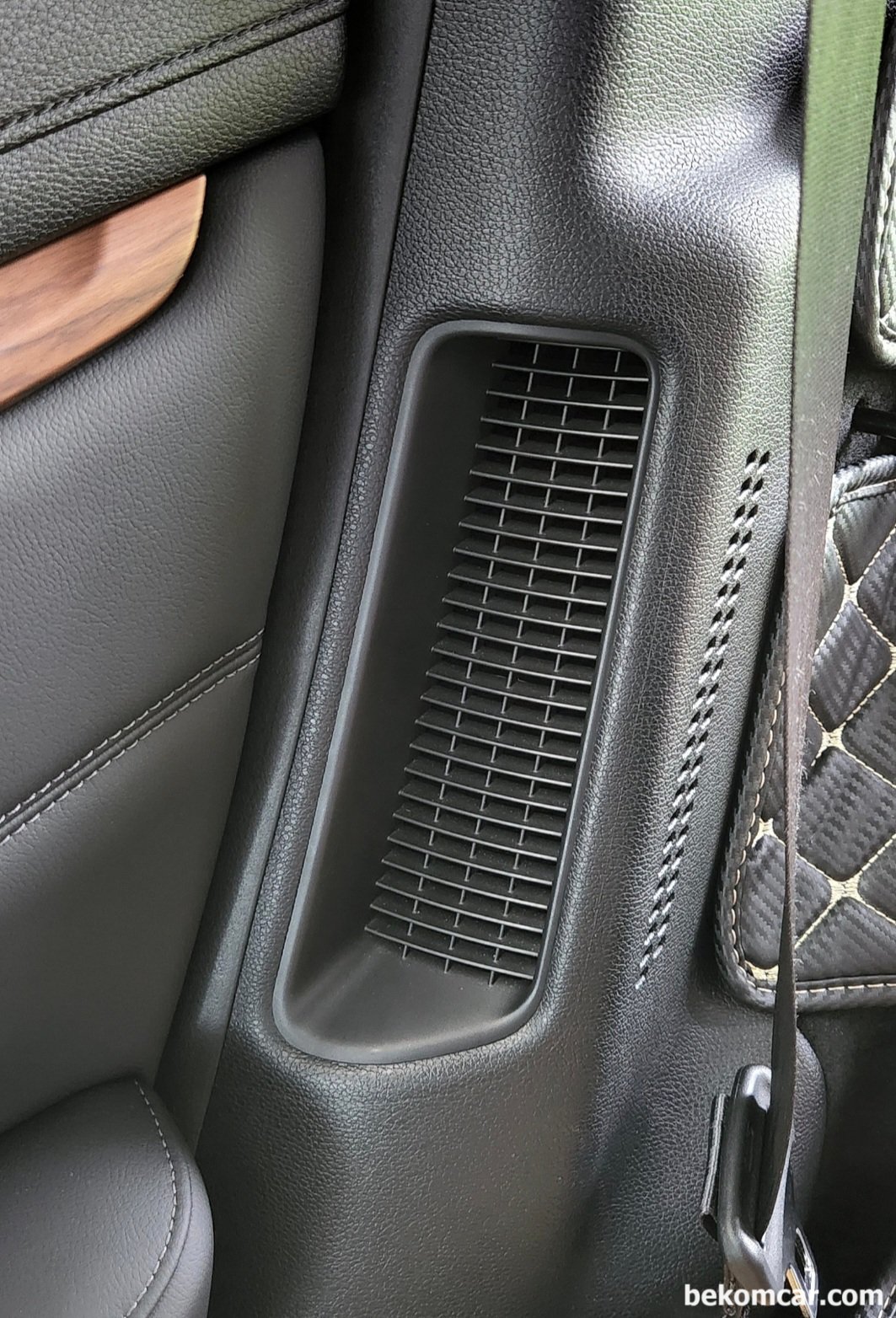 혼다 CR-V 5.5세대 하이브리드 뒷자리에 있는 송풍구 같은것 어디에 쓰이나요?, 혼다 CR-V 5.5세대 하이브리드 배터리 셀 열을 식히는 공냉식 시스템의 바람 흡입구.  자료사진: CR-V Owner's club,  https://cafe.naver.com/crv|贝科姆汽车 (bekomcar)