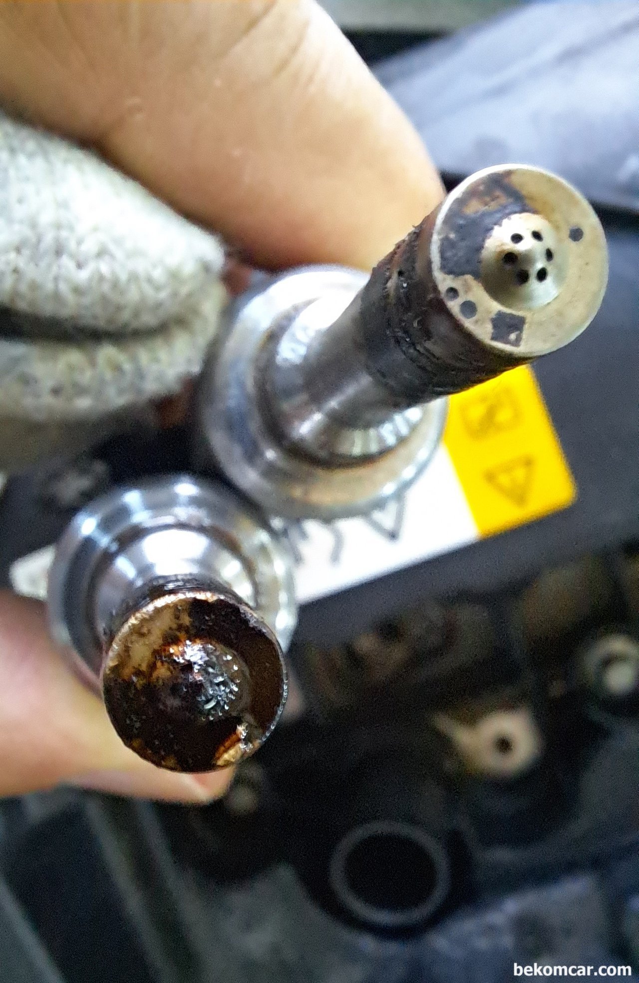 BMW 제작 미니 3기통 터보 직분사 인젝터 카본 오염, BMW 제작 미니 3기통 직분사 인젝터의 카본을 세척하기전과 어느정도 닦아낸상태의 비교사진이다. 직분사 터보엔진의 특징인 인젝터 및 점화플러그 카본오염이다. 차량정비: 파주 부짜모터스|贝科姆汽车 (bekomcar)