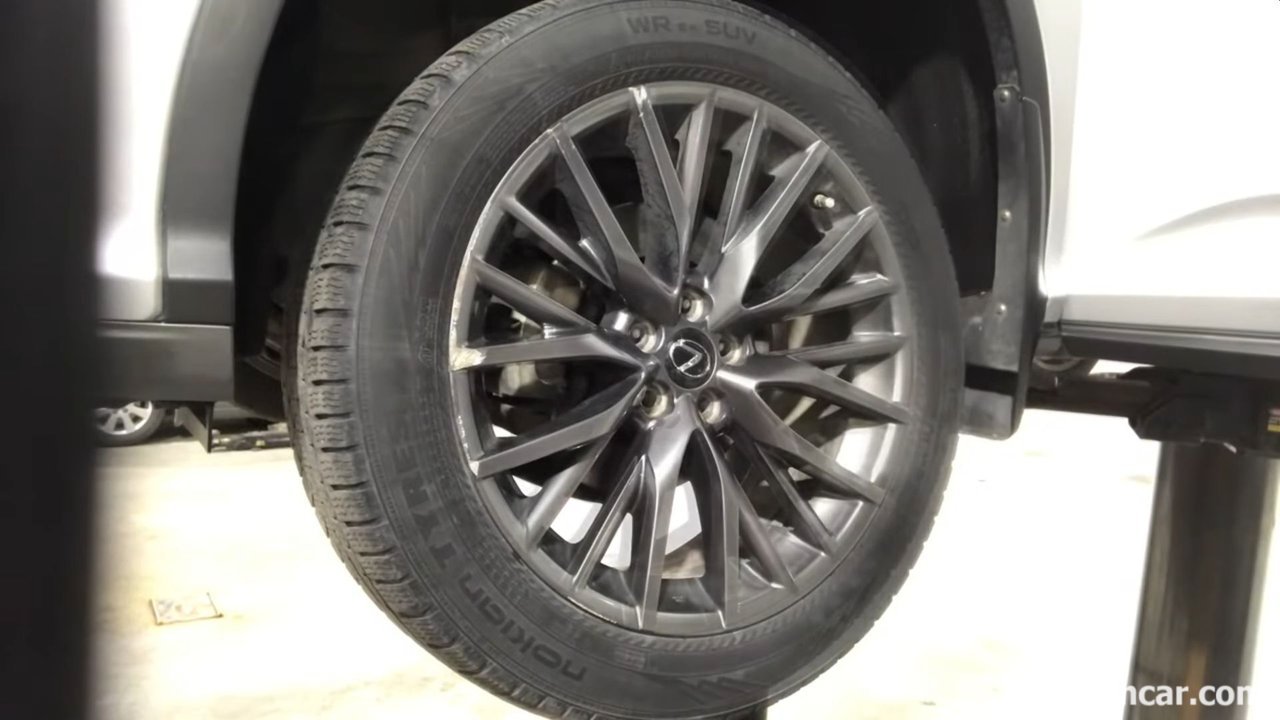 Lexus RX350 미션오일 교환, 운전석 필 플러그를 토크에 맞추어 조여주고, 사이드커버를 10mm x 2개로 장착후에 타이어를 장착한다. 이때 처음에는 꼭 손으로 럭너트를 조여주고 마지막에는 토크렌치로 마무리를 한다. Photo credit: Viktor G Automotive, https://www.youtube.com/watch?v=s0UTZuugGoM|بيكومكار (bekomcar)