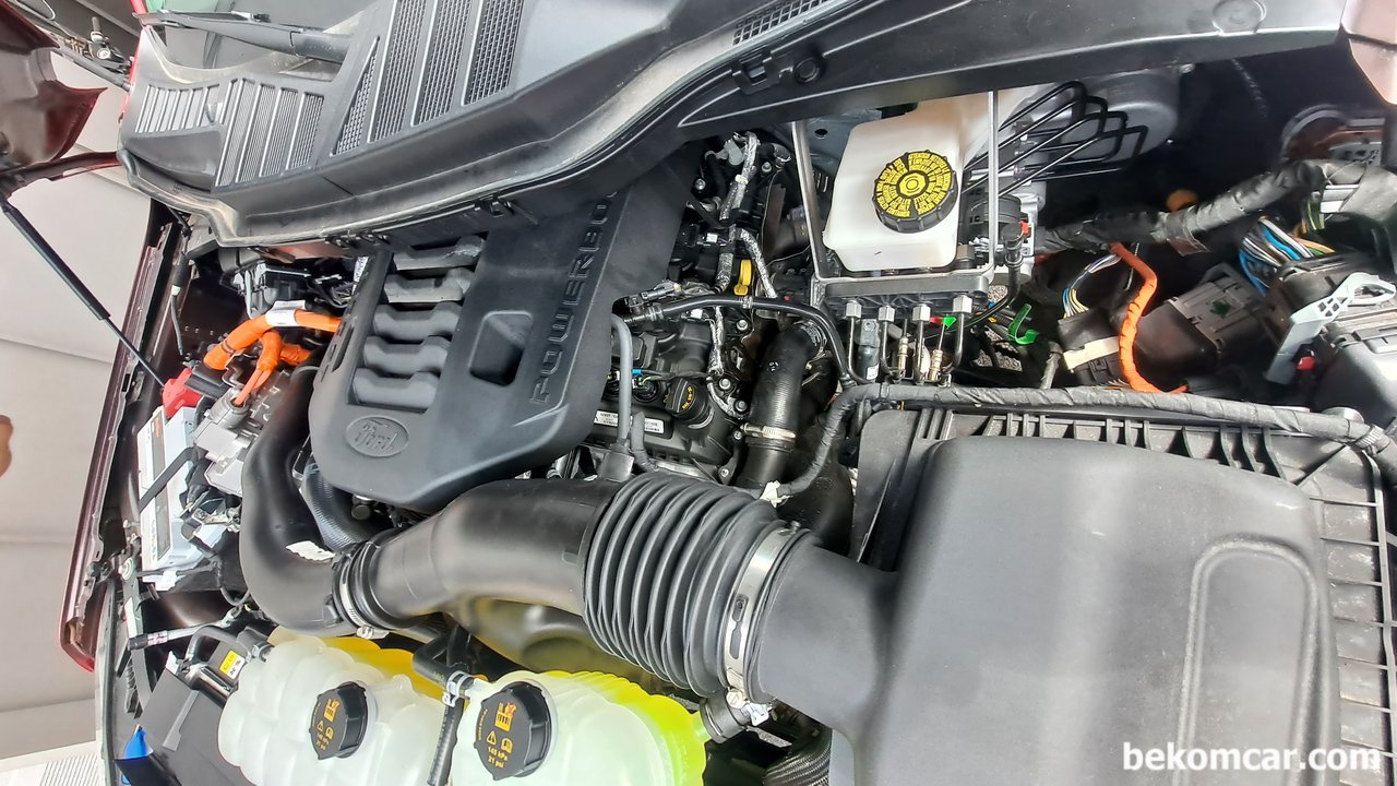 미국의 대표적인 트럭 F150, 하이브리드 트럭, 미국의 대표적인 트럭 F150 엔진룸. 이 F150는 하이브리드 트럭이다. 차량협조: 부짜모터스|贝科姆汽车 (bekomcar)