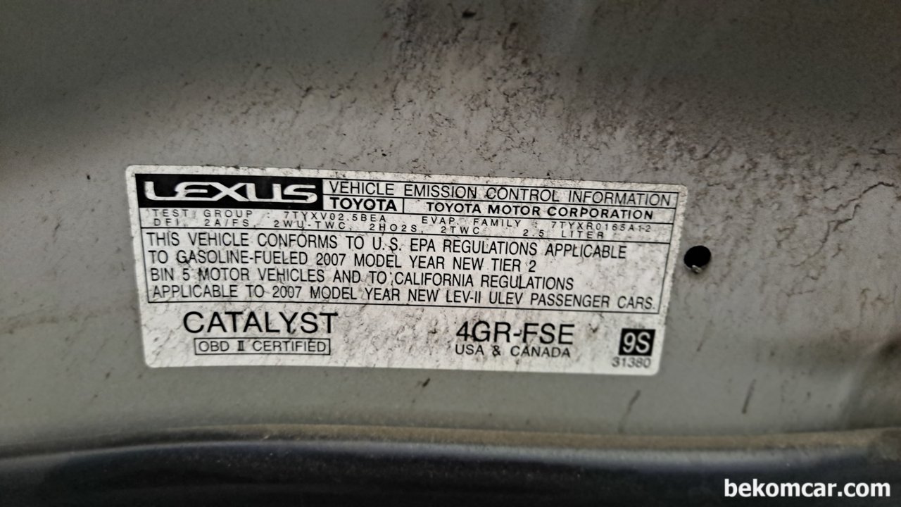 렉서스 IS250 베콤카 건강검진과 스마트키 등록완료, 렉서스 IS250 2.5L V6 DOHC 24V RWD 차량의 본네트 안쪽에 붙어있는 배기가스 등 정보를 포함한 스티커 이다. 제조사별 차량별 스트커 위치나 내용이 다르다. 국내용은 꼭 배기가스 보증정보가 포함되어 있다.|贝科姆汽车 (bekomcar)