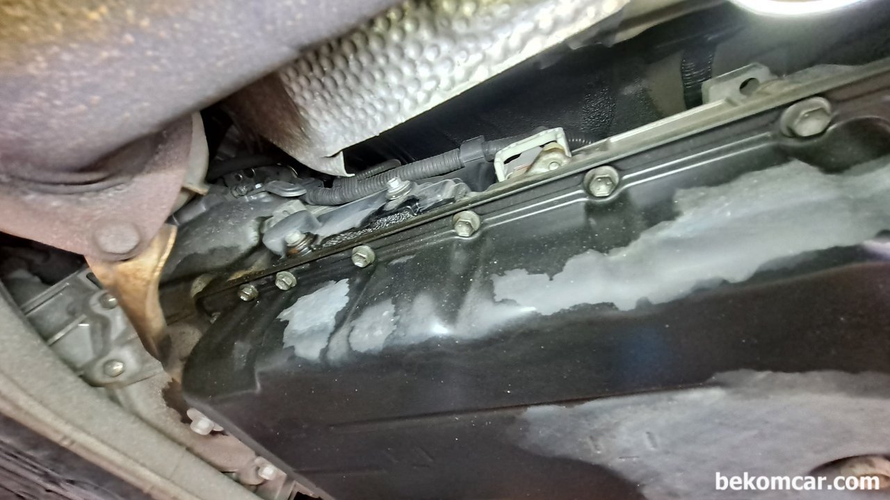 렉서스 IS250 베콤카 건강검진과 스마트키 등록완료, 렉서스 IS250 2.5L V6 DOHC 24V RWD 베콤카 건강검진 과정중 육안검사이다. 유일하게 누유부분이 발견되었는데, 사실상 오일팬가스켓 작업이기에 이것은 메인터넌스 작업이라고 하는것이 맞을것이다. 다음번 오일 교환시 함꼐 교환하기를 권장했다.|贝科姆汽车 (bekomcar)