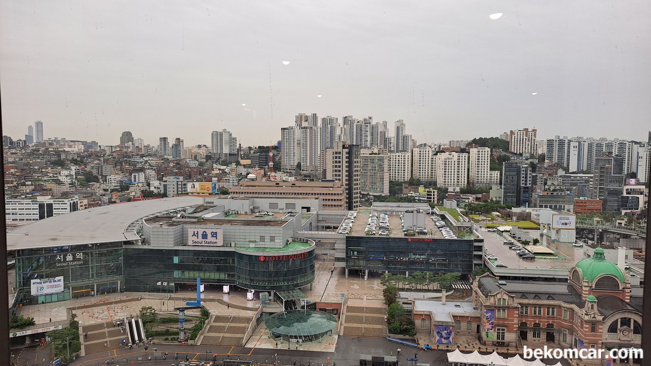 서울스퀘어 시선을 끄는 벽화조형물, 서울스퀘어 14층에서 바라보는 서울역 모습이다.서울역은 지나서 저 멀리까지 다 잘보인다.|بيكومكار (bekomcar)