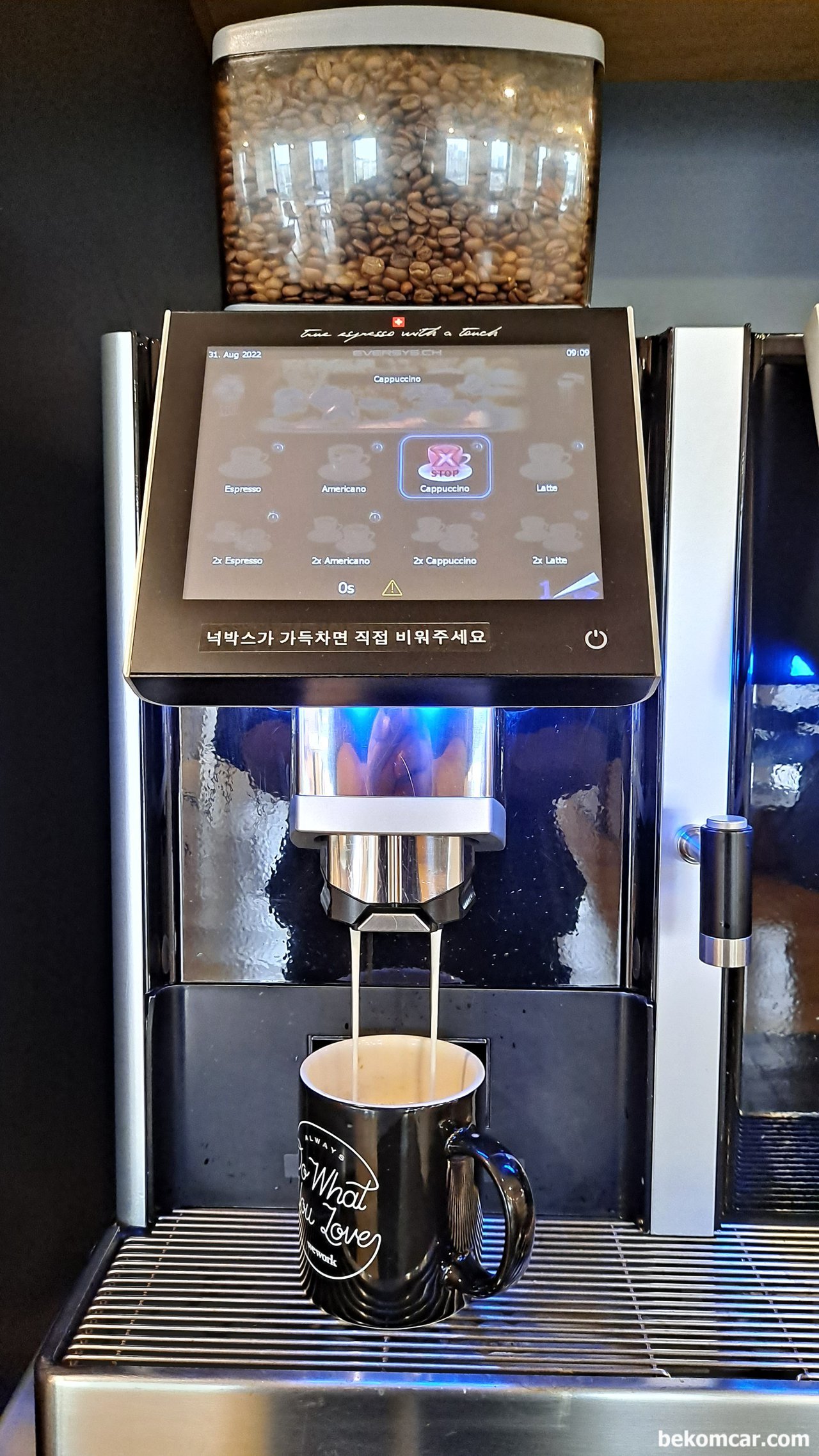 서울스퀘어 wework 사무실 과 카푸치노, 서울스퀘어 wework 공간의 카푸치노 커피를 기다리며|贝科姆汽车 (bekomcar)