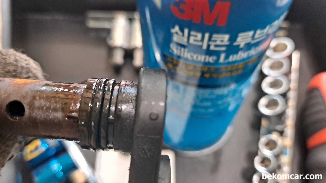 PCV벨브고착 상태를 어떻게 알 수 있나요., PCV벨브를 다시 장착시에는 실리콘스프레이나 실리콘그리스를 O링에 발라주고 장착한다. 장착시에는 9.8Nm넘지 않은 토크로 잠근다. 일부 차량의 경우 쉽게 부러지니 조심한다.|贝科姆汽车 (bekomcar)