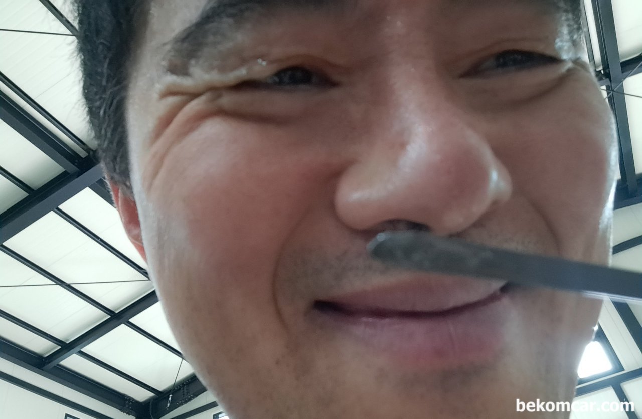 으! 이 모습은 무얼하고 있을까요?, 엔진오일 오염도는 냄새로 도 확인한다. 중고자 구매후 그리고 관리에 필요한 베콤카 건강검진중 체크항목이다.|贝科姆汽车 (bekomcar)